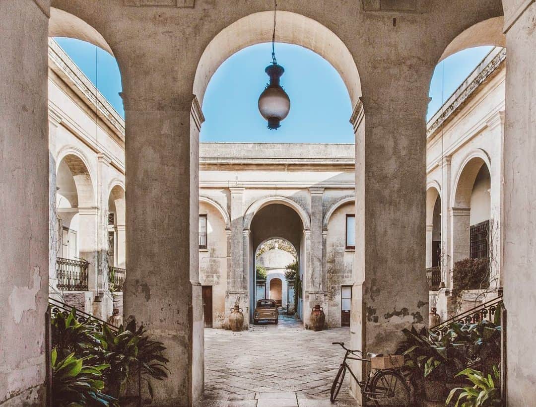 Vogue Parisさんのインスタグラム写真 - (Vogue ParisInstagram)「#VogueAddressBook Situated in the village of Gagliano del Capo in Apulia, Palazzo Daniele is an architectural gem mixing bedrooms and studios in a former monastery, transformed with a purified, contemporary decor. One of our favorite spots this summer. #Italy #PalazzoDaniele @palazzo.daniele」8月16日 18時41分 - voguefrance