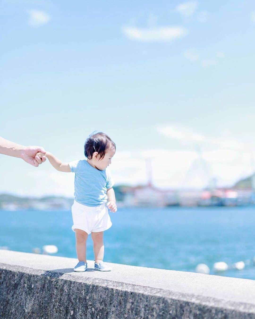 タビスルキッズのインスタグラム：「今週もお疲れさまでした😊 現在、「夏」を楽しんでいるお写真・動画を募集中です✨ 本日の #タビスルキッズ はこちら💕 📷@hanatoeさん 🚩広島県・尾道「Onomichi U2」 🎙ご本人コメント 2019夏。 ぼく、はじめての夏体験中 ＊＊＊＊＊＊ 「はじめての夏」沢山の思い出ができるといいですね！ 素敵なお写真ありがとうございます💕」