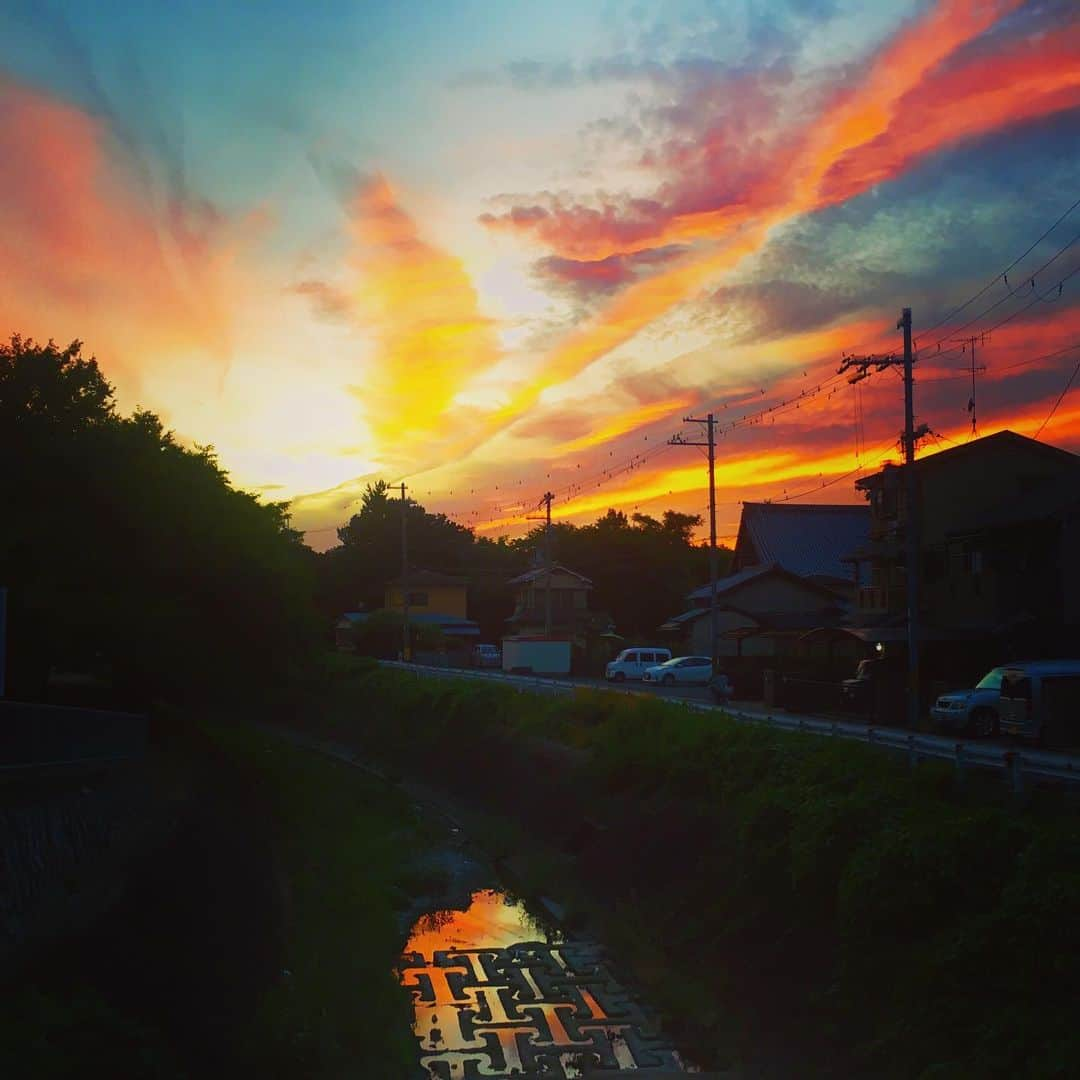 よしもと祇園花月さんのインスタグラム写真 - (よしもと祇園花月Instagram)「台風が去り今日は一日中晴れの日が続きました。たくさんのお客様ご来場ありがとうございました🙌🏽 明日も気温が高くなりそうですね💦 夏休みもあと少し！明日までお盆特別興行行っております🍆 コロコロチキチキペッパーズやトータルテンボス出演！ よるよる新喜劇はもろちゃん早口ことば〈MHS〉選手権開催です🐷皆様祇園花月へ涼みにcome over here! お待ちしております！ . #祇園花月#よしもと祇園花月#もろちゃん早口ことば選手権#MHS#kyoto#amazingview#sunset#instatravel」8月16日 18時38分 - gionkagetsu