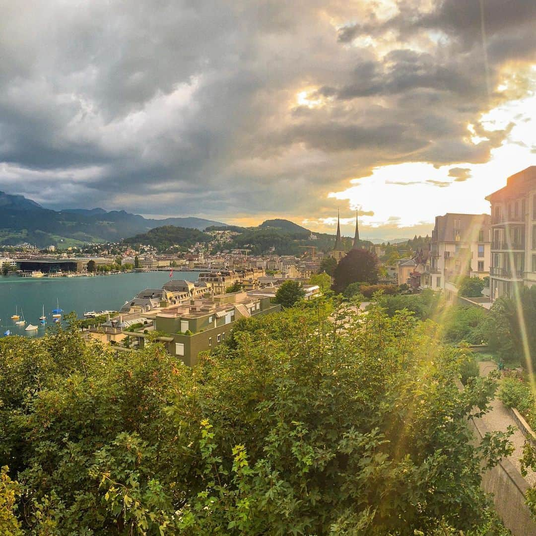 Elva Niさんのインスタグラム写真 - (Elva NiInstagram)「Taking a stroll in beautiful Luzern 🏔 #birthdaytripwithmybabe  #travelwithelva  #switzerland  #luzern #elvaootd」8月16日 18時39分 - misselvani