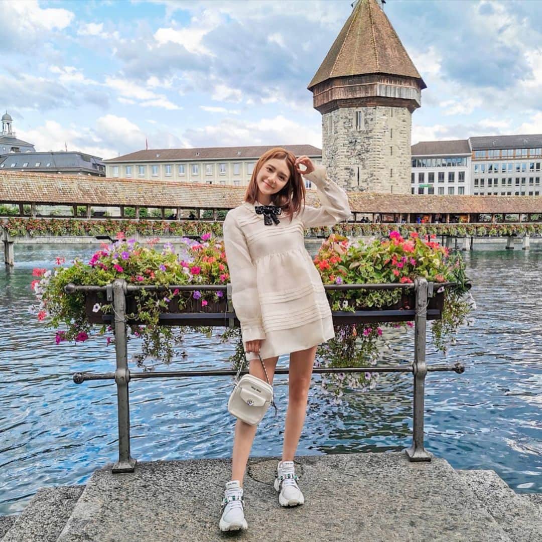 Elva Niさんのインスタグラム写真 - (Elva NiInstagram)「Taking a stroll in beautiful Luzern 🏔 #birthdaytripwithmybabe  #travelwithelva  #switzerland  #luzern #elvaootd」8月16日 18時39分 - misselvani