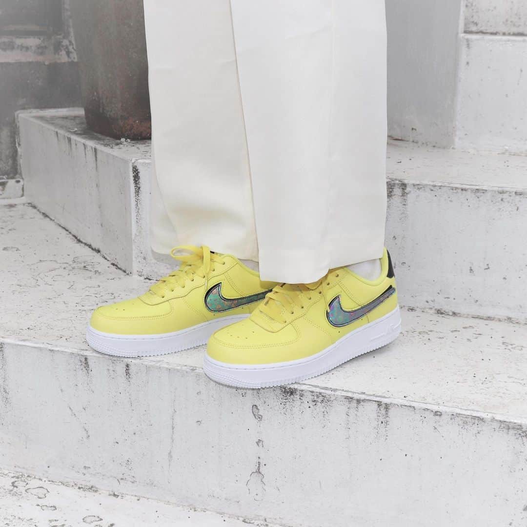 のインスタグラム：「. "NIKE AIR FORCE 1 '07 LV8"から スタイリッシュなデザインが登場！ 色鮮やかなイエローカラーに取り外し可能な マーブルカラーやブラックラメのスウッシュがアクセントになった一足。 その日の気分で変えてみては？？🥰🌈🌈 【NOW ON SALE】 NIKE AIR FORCE 1 '07 LV8 CI0064-700 ¥12,000-(+tax) . #atmos#atmostokyo#atmospink#nike #af1#airforce1#エアフォース#ナイキ #アトモス#アトモスピンク」