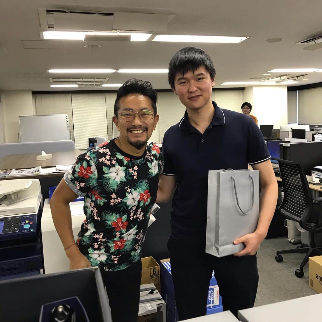 ベンチャーリパブリックのインスタグラム：「6月からアメリカの大学からのインターンを4名、お迎えしていますが、その内の一人が今日が最終日でした。優秀で素晴らしい成果をたくさん残してくれました！  #venturerepublic #nishiazabu #internship #ベンチャーリパブリック #西麻布 #インターン #またきてね」