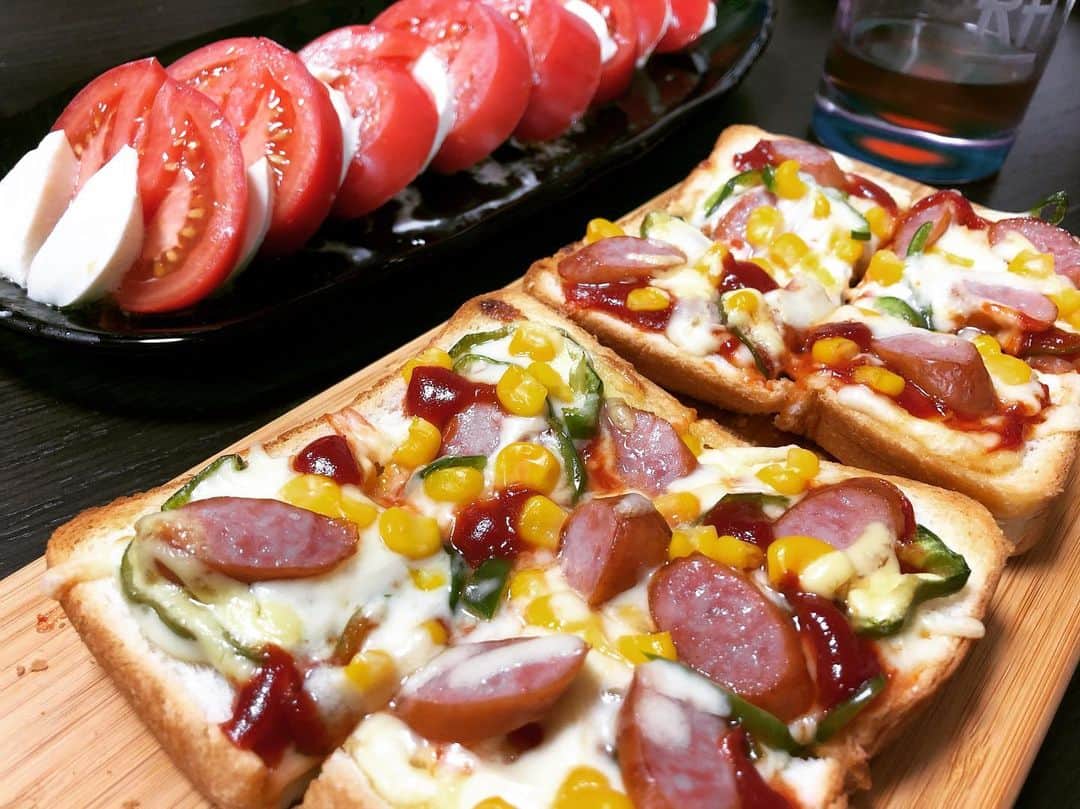 井上香織さんのインスタグラム写真 - (井上香織Instagram)「・ こんな夕飯な日があってもいいよね😂 ・ #ピザトースト #カプレーゼ #チーズとチーズ #食べたい物がこの２つだった日 #おうちごはん」8月16日 18時43分 - kaorin888