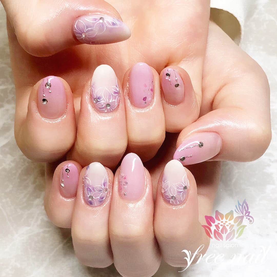 free nail フリーネイルのインスタグラム：「. お客様ネイル💅🏻🌸✨ . モテネイル💗✨ . 絶妙グラデーション💗✨ . ご来店ありがとうございました🙇🏻‍♀️🙇🏻‍♀️🙇🏻‍♀️💗 . #ネイル #フリーネイル #ネイルアート #ジェルネイル #ネイルサロン #大阪ネイルサロン #ネイルデザイン #ネイルチェンジ #グラデーションネイル #フラワーネイル #手書きアート #シェルネイル #ストーンネイル #ピンクネイル #ホワイトネイル #パープルネイル #デザインネイル #モテネイル #トレンドネイル #上品ネイル #夏ネイル #美甲 #日式美甲 #summernails #nailsart #nailsalon #nailsdid #newnails #newnail #freenail」