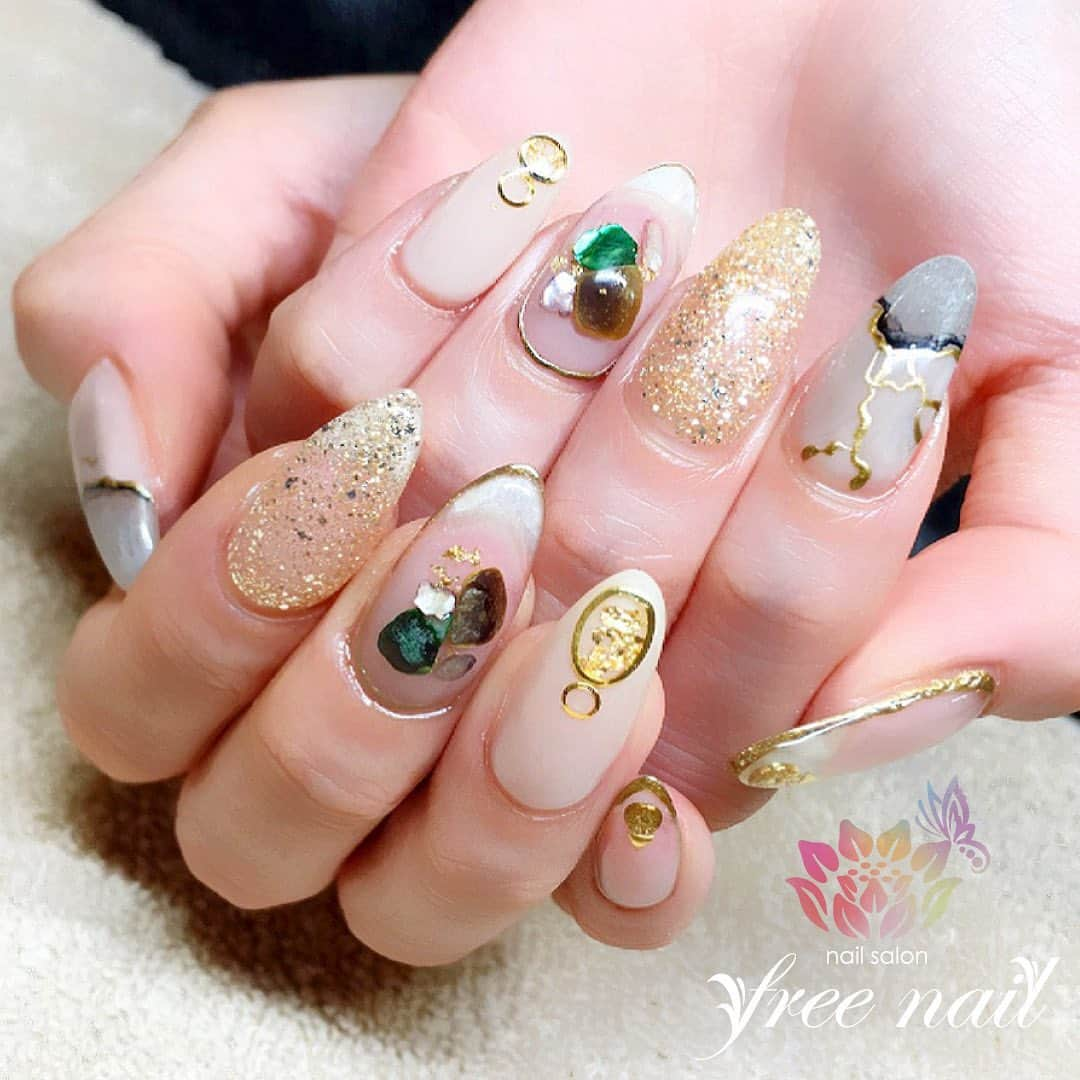 ネイルアーティストRYさんのインスタグラム写真 - (ネイルアーティストRYInstagram)「. 大人大理石ネイル💅🏻🌹✨ . メタリックでカッコいいサビ感👩🏻‍🎨🎨 . #ネイリスト #ネイルアーティスト #ネイルアート #ネイルチェンジ #ネイルサロン #自宅ネイルサロン #大阪ネイルサロン #ネイルパーツ  #ネイルスクール #ネイル動画 #ジェルネイル #ネイルデザイン #大理石ネイル #メタリックネイル #シェルネイル #シェルストーン #グリッターネイル #ホワイトネイル #ゴールドネイル #デザインネイル #トレンドネイル #大人ネイル #シックネイル #夏ネイル #サマーネイル #美甲 #日式美甲」8月16日 18時45分 - nail_artist_rm