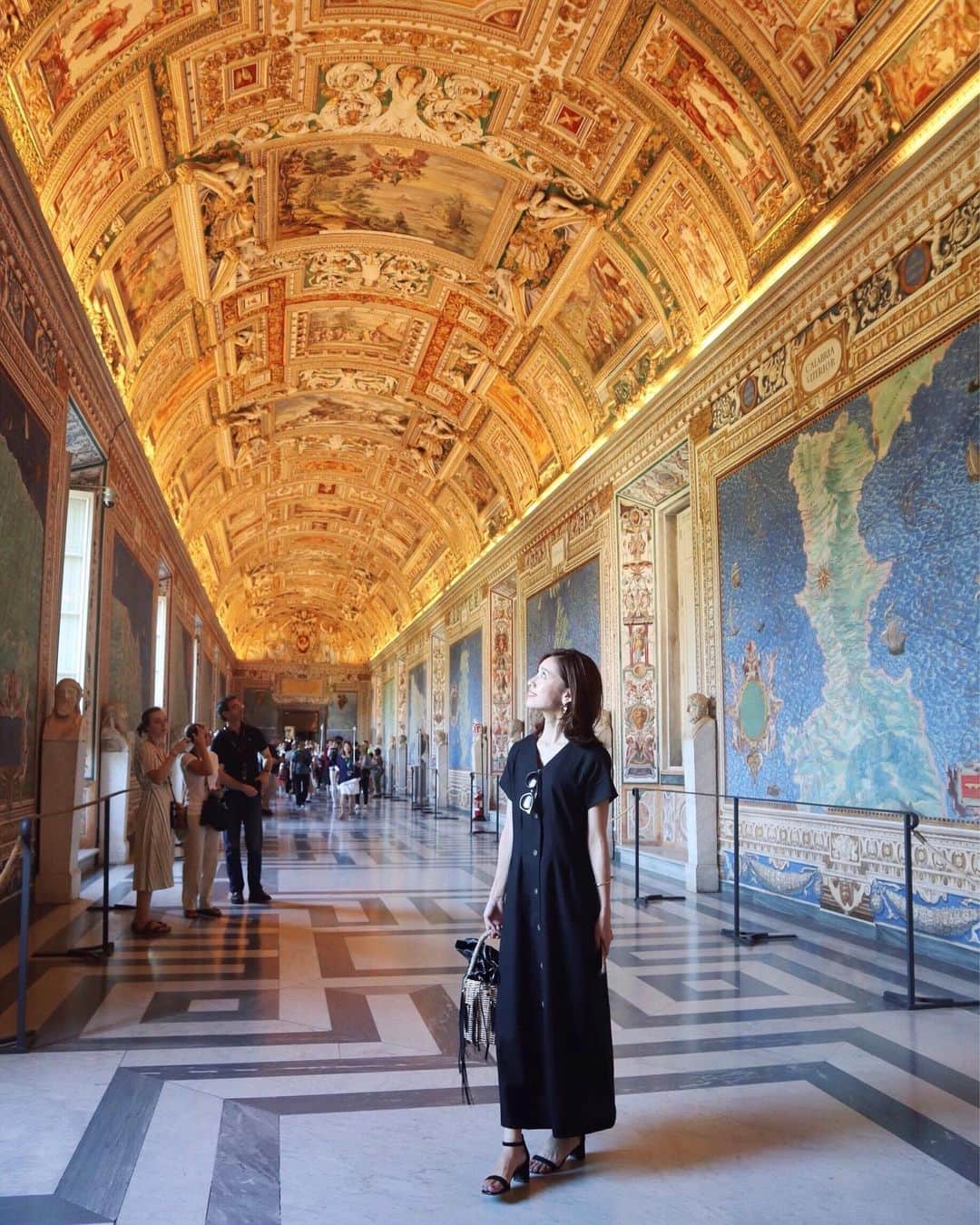 石黒美帆さんのインスタグラム写真 - (石黒美帆Instagram)「* * ローマに着いたらまず行きたい！と思っていたのが、バチカン市国🇻🇦。 美術館とシスティーナ礼拝堂は前日にネットで予約して行きました😊 * ここは地図のギャラリーと言って、16世紀に描かれたイタリア各地の地図が飾られている場所❣️16世紀にここまで地形を把握出来ていたの⁈というところが感動ポイントらしいのですが、私はそれより天井画に釘付けでした🙌✨ * そして何より訳の分からない美術館内を歩き回って最後に着く、システィーナ礼拝堂で見たミケランジェロの最後の審判は圧巻でしたー😭❤️(写真は禁止🙅‍♀️) * * #italy#vatican#vaticancity#vaticanmuseums#cappellasistina#genic_italy#genic_mag#tabijyo#イタリア#イタリア旅行#バチカン市国#バチカン美術館#建築探訪#システィーナ礼拝堂#タビジョ#ミケランジェロ#最後の審判」8月16日 18時53分 - miho_ishiguro
