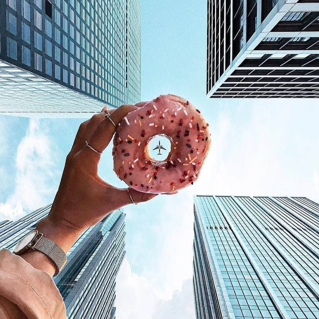 pomeloさんのインスタグラム写真 - (pomeloInstagram)「Donut by @fashion_optimist_ #pomelocamera #pomeloapp #photographer #donut #photography #building #sky #blue #bright #light #pomelocam #white」8月16日 18時59分 - pomelocam