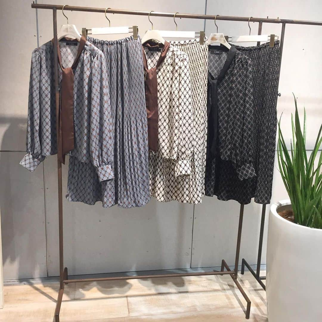 w closetさんのインスタグラム写真 - (w closetInstagram)「《new arrival》 幾何柄ボウタイブラウス ¥4,300＋tax  幾何柄消しプリーツスカート ¥4,900＋tax  #wcloset #ダブルクローゼット #wears #ボウタイブラウス #セットアップ」8月16日 18時54分 - wclosetwearsinc