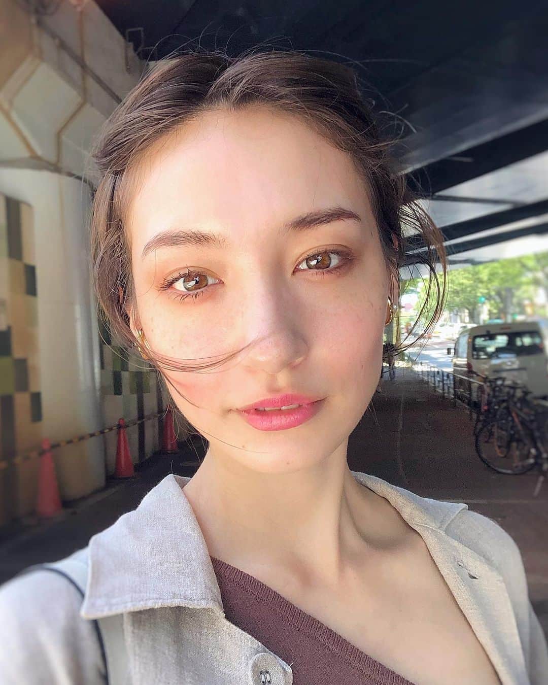 のインスタグラム：「撮影合間に💄 . . . #makeup #cosme #face #fotd #model #japan #cosmetics #makeupartist #photoshoot #offshot #オフショット #メイク #コスメ #お化粧 #メイクアップ #撮影 #秋 #秋メイク #ニュアンス #アンニュイ #外国人風 #ハーフ #モデル」