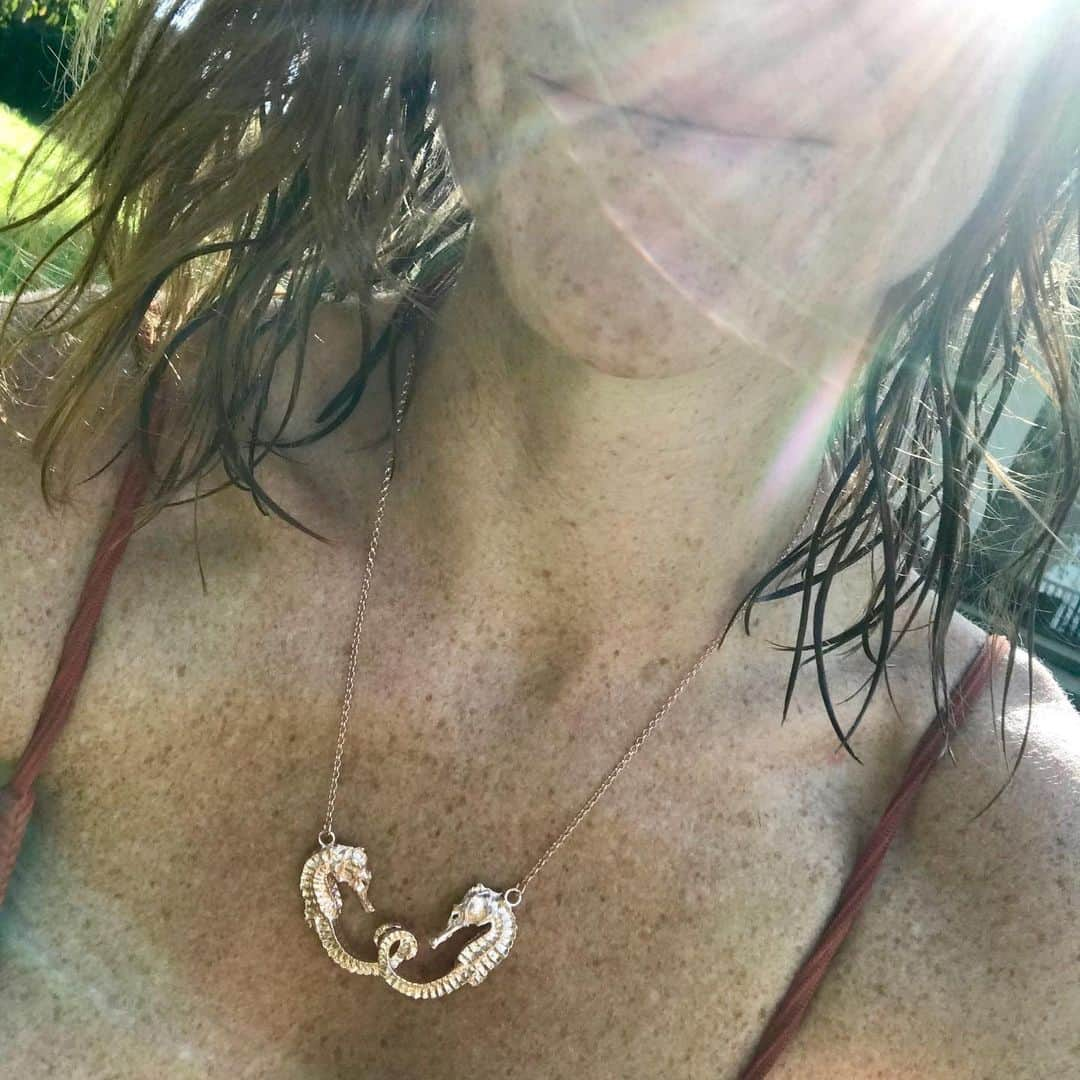 ベックスロックスさんのインスタグラム写真 - (ベックスロックスInstagram)「Sun kissed seahorses in 18k rose gold. ✨✨ #10YRS10ICONS #kissingseahorses @rebeccamannersbespoke  DM or contact thestudio@bexrox.com for more info.  #roxonajourney #freckles #finejewelry #seahorses #sustainablefashion #sustainableluxury #bespokejewelry #ethicaljewelry」8月16日 18時56分 - rcollectivestudio