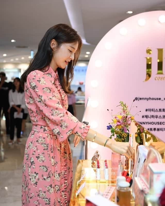 チャ・イェリョンさんのインスタグラム写真 - (チャ・イェリョンInstagram)「@jennyhouse_cosmetics  오늘 롯데백화점 본점 팝업스토어 에 다녀왔어요💕 . 첫 라이브방송도 해보고, 많은 분들이 반겨 주셔서 너무 즐거운 시간이였네요💓💖 . 22일까지 소공동 롯데 본점 지하1층에서 만나보실수있어요💖 . ✔라이브방송 너무 좋아해주셔서 자주 해보려고 해요 감사합니다아🙇‍♀️💕 #제니하우스코스메틱」8月16日 18時56分 - chayeryun