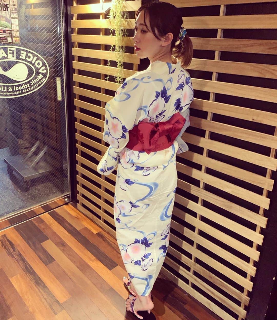 MIAKAさんのインスタグラム写真 - (MIAKAInstagram)「夏の投稿🌻何億万年ぶりかに着たよ浴衣！ 浴衣で歌うのは初めてだったけどキー高い曲だと苦しすぎるねw プライベートで浴衣が着れる日はいつくるのやら〜🤔 ・ ・ 浴衣：自前👘 シュシュ：JOJOのジョルノジョバーナの💜 ・ ・ ・ #japanesecultures #miaka」8月16日 19時06分 - miaka.jp