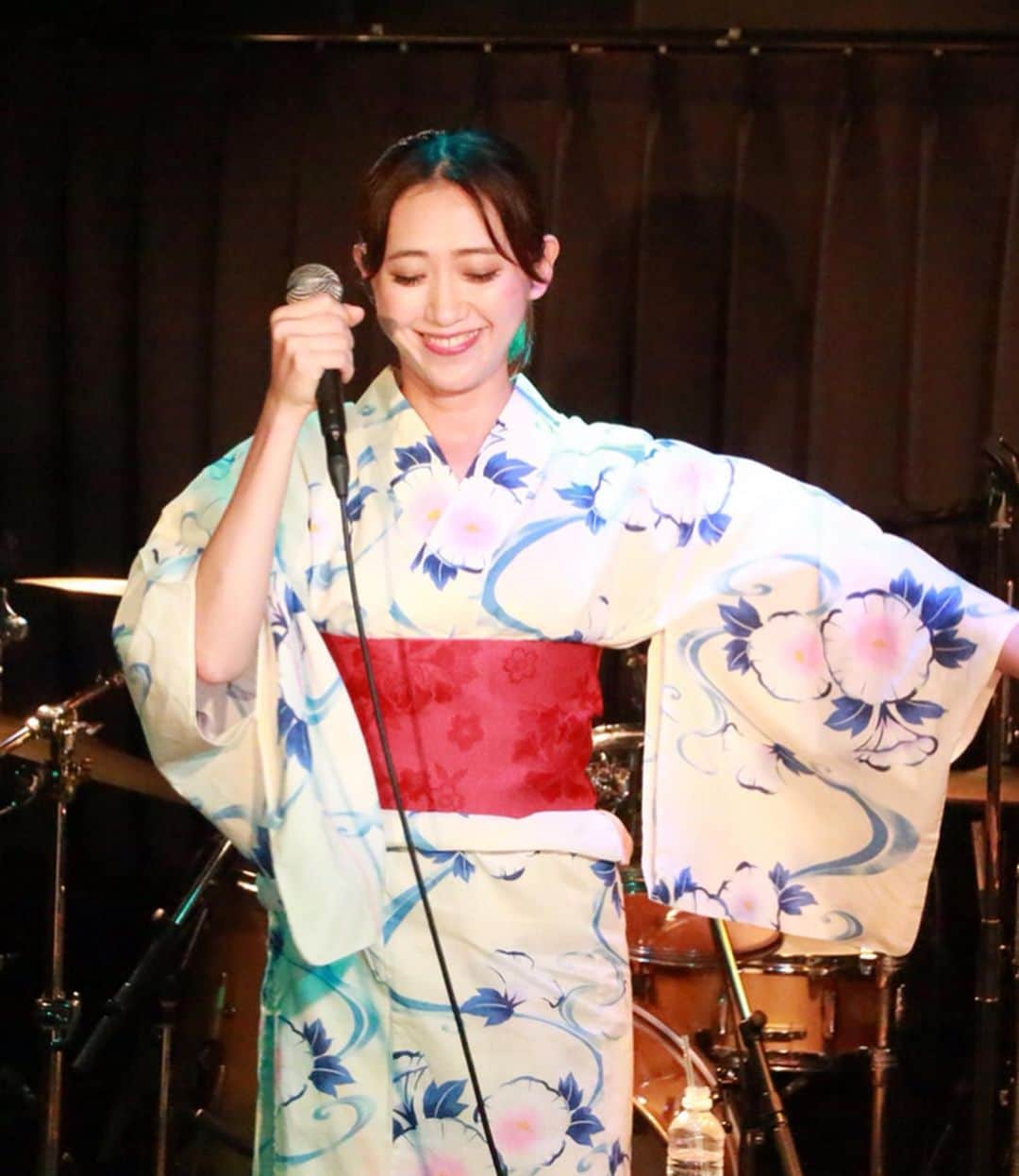 MIAKAさんのインスタグラム写真 - (MIAKAInstagram)「夏の投稿🌻何億万年ぶりかに着たよ浴衣！ 浴衣で歌うのは初めてだったけどキー高い曲だと苦しすぎるねw プライベートで浴衣が着れる日はいつくるのやら〜🤔 ・ ・ 浴衣：自前👘 シュシュ：JOJOのジョルノジョバーナの💜 ・ ・ ・ #japanesecultures #miaka」8月16日 19時06分 - miaka.jp