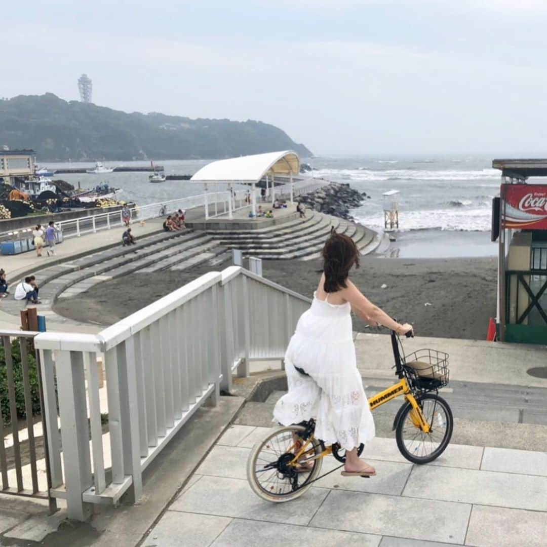 吉永愛さんのインスタグラム写真 - (吉永愛Instagram)「台風の影響で湘南の風の強さも半端なく…海はさすがに禁止⚠️⚠️ 自転車で行かんといたら良かったと後悔（笑）🤣 全身砂だらけになったよ😑💦 ビーチバレーの大会？やってたけど…風に砂に大変そうだった💦 #湘南 #お散歩 #台風 #江ノ島 #片瀬海岸 #チャリンコ #自転車 #風が強く吹いている  #海 #海風 #海好き #1週間ぶりに旦那様に会ったら真っ黒過ぎて誰か分からんかった笑」8月16日 19時00分 - a.i.yy