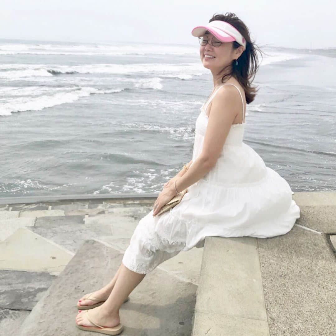 吉永愛さんのインスタグラム写真 - (吉永愛Instagram)「台風の影響で湘南の風の強さも半端なく…海はさすがに禁止⚠️⚠️ 自転車で行かんといたら良かったと後悔（笑）🤣 全身砂だらけになったよ😑💦 ビーチバレーの大会？やってたけど…風に砂に大変そうだった💦 #湘南 #お散歩 #台風 #江ノ島 #片瀬海岸 #チャリンコ #自転車 #風が強く吹いている  #海 #海風 #海好き #1週間ぶりに旦那様に会ったら真っ黒過ぎて誰か分からんかった笑」8月16日 19時00分 - a.i.yy