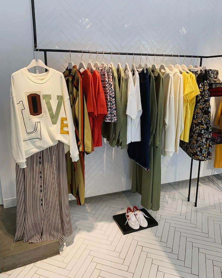のインスタグラム：「LOVE live from our boutique in Rome #borgognona42 🌹 If you are in town, come to discover new FW_19 Crème Collection, available now online too - on alysi.it 🤳 . . #alysi #fw19 #fallwinter #creme #precollection #newcollection #rome #fallinlove」