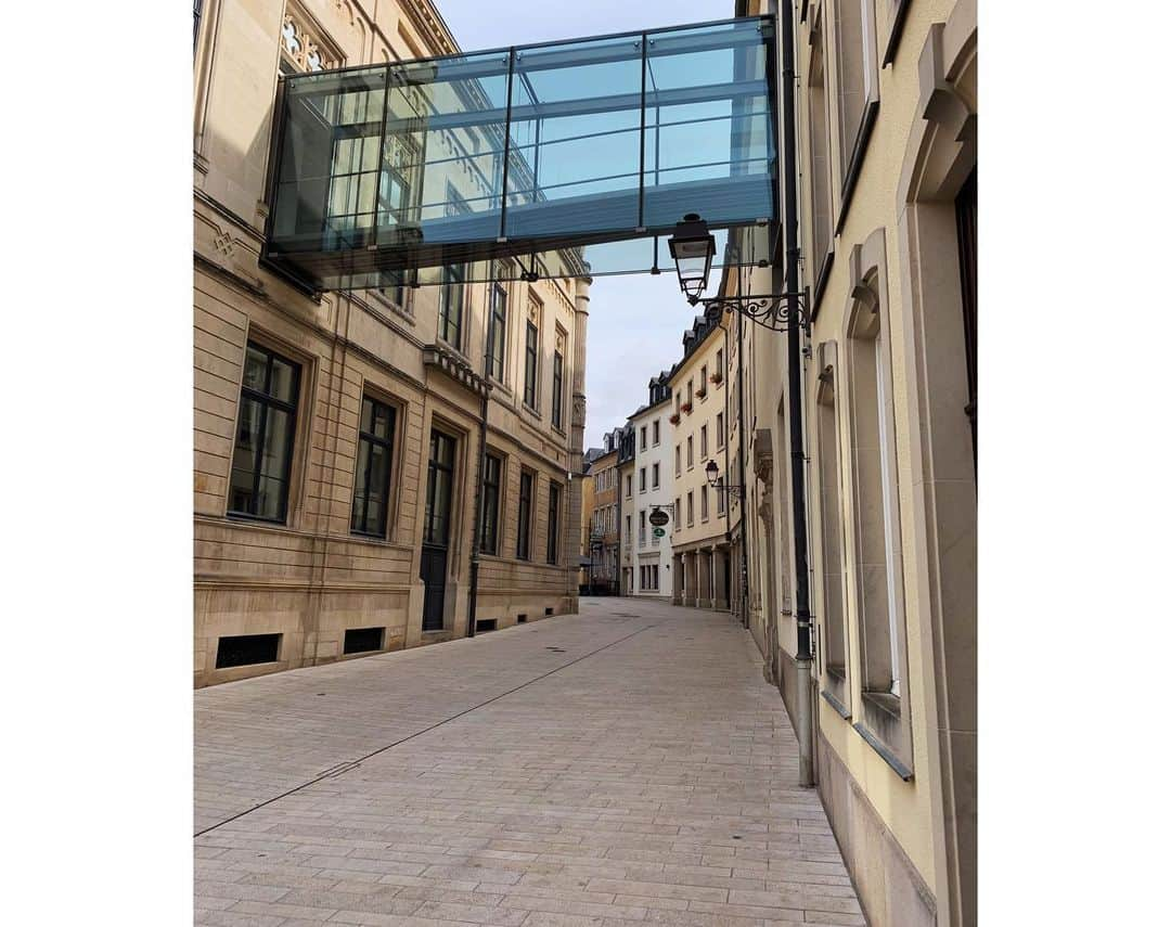 マンデイ・ミネラさんのインスタグラム写真 - (マンデイ・ミネラInstagram)「Morningwalk in the city #luxembourg #letsmakeithappen #capitalcity @luxembourg_lets_make_it_happen」8月16日 19時00分 - mandyminella