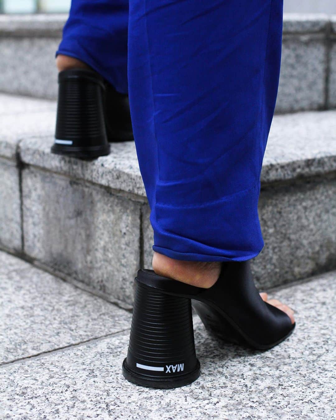 Fashionsnap.comさんのインスタグラム写真 - (Fashionsnap.comInstagram)「【#スナップ_fs】 Name 山中 詩穂  Vest #MM6MaisonMargiela Pants #MaisonMargiela Bag #MaisonMargiela Shoes #MM6MaisonMargiela Eyewear #BLANC Bracelet #TOGAPULLA Belt #TOGAPULLA  #fashionsnap #fashionsnap_women」8月16日 19時01分 - fashionsnapcom