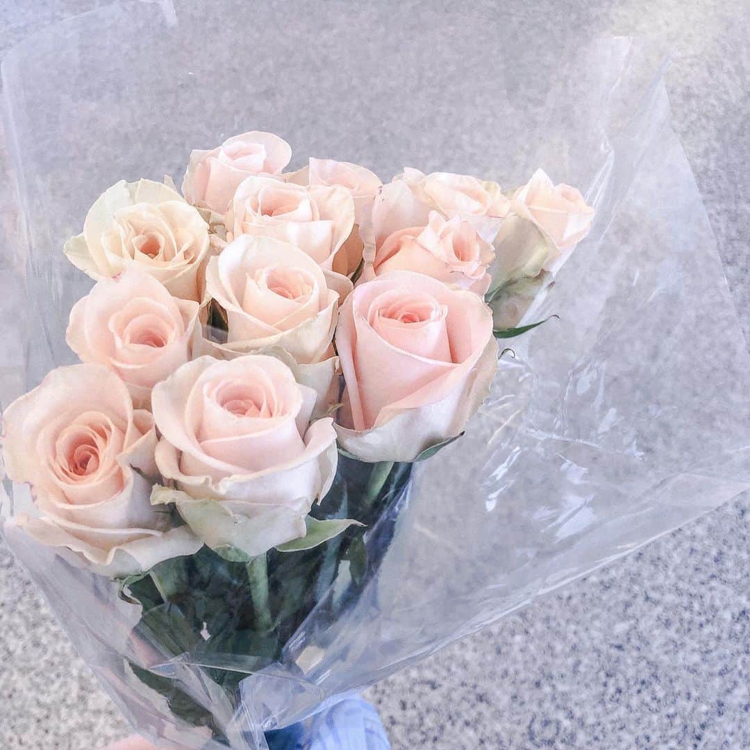 naho_7のインスタグラム：「. 🌹🌹🌹 お花って、もらうことももちろん嬉しいけど 買いに行ってくれる過程を想像してもっと嬉しくなるね。 さ！華金！」