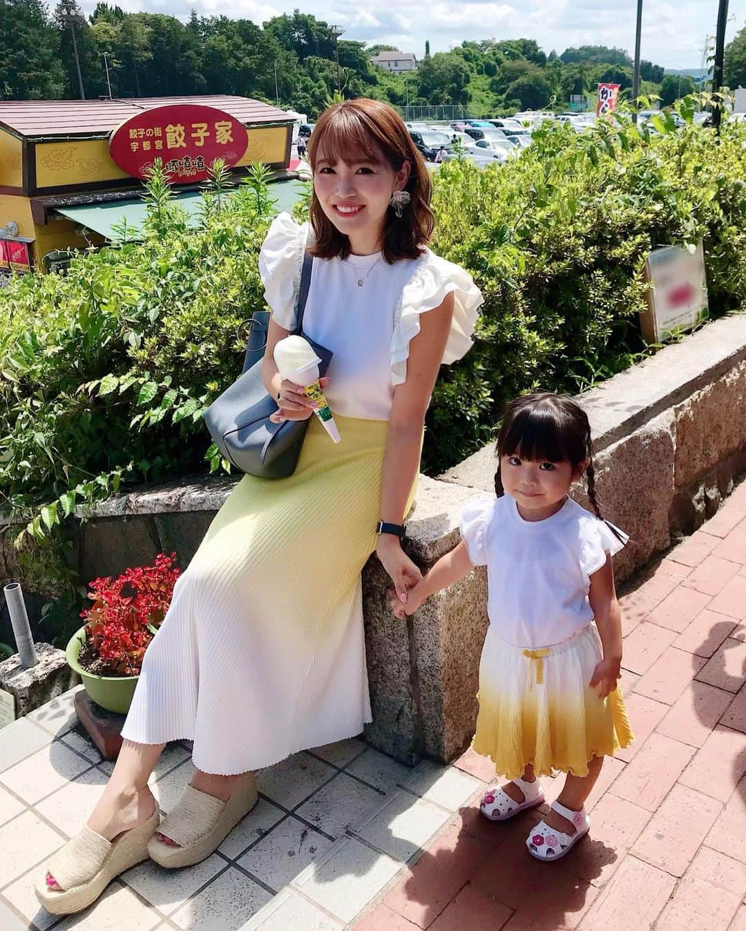 河内麻沙美さんのインスタグラム写真 - (河内麻沙美Instagram)「#親子リンクコーデ . . お墓参りへ🙏✨ 途中で寄ったサービスエリアで、パパに #リンクコーデ 撮ってもらったんだけど、餃子家にしか目がいかない🙄www . この日ひまわり畑も行こうと思ってたのに行けなくて残念😭💦 夏終わるまでにいけるかな🌻🌻 . そして今日からおじいちゃんちの四国へ来てます🤗 洋服タグ付けしますね〜👩‍👧💕 .  #親子コーデ#プチプラコーデ#プチプラファッション#ママコーデ#ママファッション#お洒落さんと繋がりたい#女の子コーデ#親子ファッション#ママトコ#親子リンク#ママと娘 #comonaリンクコーデ#ママライフカメラ#mamagirl#zara#ザラ#ザラジョ#ザラキッズ#キッズコーデ#キッズファッション#キッズファッション女の子」8月16日 19時01分 - masamikouchi