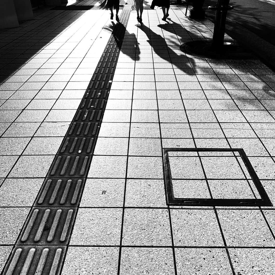 naotakeのインスタグラム：「夕陽 - The setting sun / iPhone XR + Snapseed, 20190817 . . 図書館で本を借りて勉強。子どもにいうばかりじゃなくて、自分も頑張らないとね。 . . #royalsnappingartists #infamous_family #rsa_main #infinity_photo_cult #2_fineart #jp_gallery #jp_gallery_bnw #trb_bnw #wp_bnw  #bnw_life #bnwlife_member #bnw_life_shots #bnw_captures #world_bnw #top_bnw #team_jp_ #team_jp_モノクロ #ig_energy_bw #ig_nihon #streetphotographybnw #igersjp #blackandwhite #bnw #bnwphoto #monochrome #bw #bnwphotography #ShotOniPhone #shotoniphoneXR」