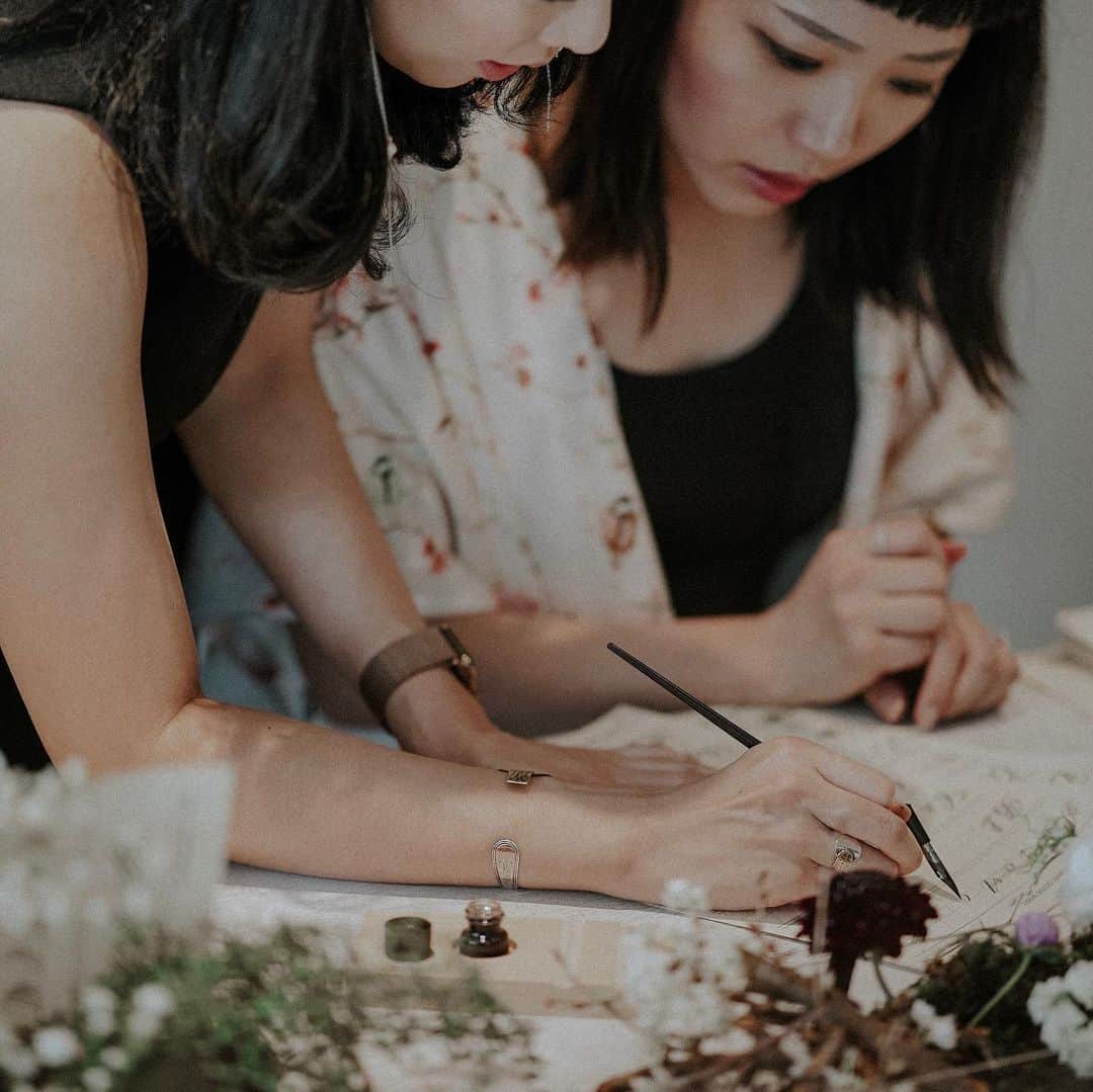 Veronica Halimさんのインスタグラム写真 - (Veronica HalimInstagram)「Can’t wait to be back in Melbourne for this special workshop 13 & 14 September 2019. Only couple of seats left, for more info and registration, please go to www.calligraphystyling.com (link on profile). — Hosted by @condehouse_au @kurashi_crafts and @apato_jp — #truffypi #vhcalligraphy #calligraphyworkshop #melbourne #melbournecalligraphy #melbourneworkshop #origata #moderncalligraphy #styling #calligraphystyling #カリグラフィー #モダンカリグラフィー #カリグラフィーワークショップ #condehouse #kurashicrafts」8月16日 19時03分 - truffypi