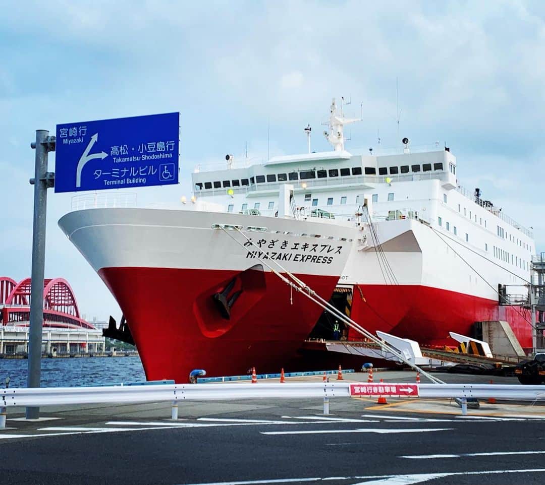 工藤めぐみさんのインスタグラム写真 - (工藤めぐみInstagram)「🛳✨ ． ． フェジョン・プレット いざ！まつり宮崎へー！！ ． 📷運転手メンバーは居ないけど🚙 ．  行ってきまーす！！ ． blog更新しますね☺️✨ . ． ． #最近ブームのポーズ  #流行り #フェジョンの中だけで笑 #まつり宮崎 #宮崎 #kobe #神戸 #フェリー #台風 #海 #sea #summer #happy #samba  #feijaopreto #feijãopreto #フェジョンプレット #family #good #goodluck」8月16日 19時04分 - megumikudo.samba
