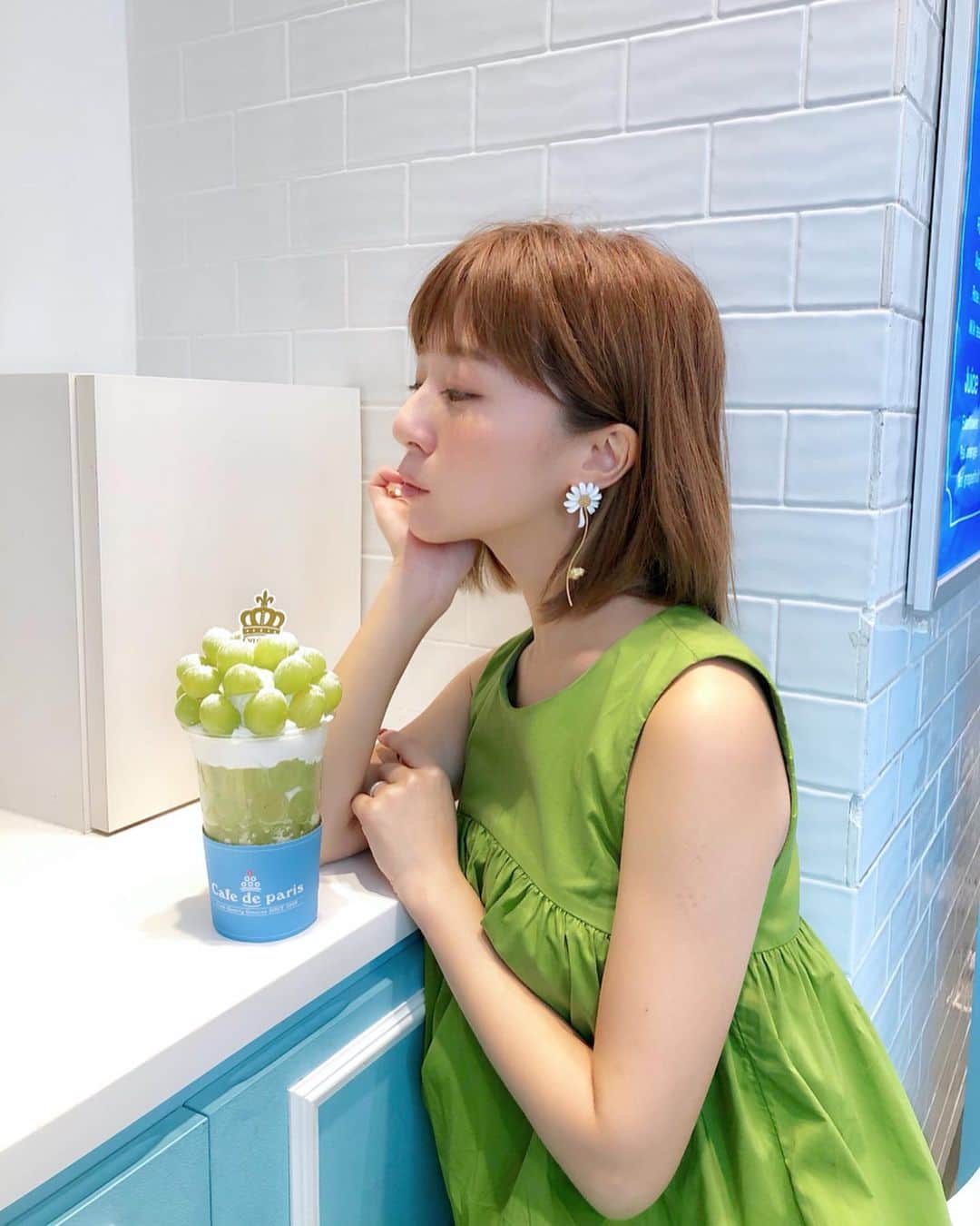 のインスタグラム：「・ 青ぶどうボンボンを食べてから ライオンキングを観てきました🦁❤️ ストーリーも結末もわかっているはずなのに こんなにも感動し 序盤から号泣でした。 シンバの小さい頃が おもちにしか見えないので笑 余計に感情移入したかな？🦁 もう一度観に行きたいです😊❣️ #coordinate  one-piece#birthdaybash @birthdaybashshop  pierce#katespade @katespadejapan  #青ぶどうボンボン #青ぶどう #カフェドパリ #cafedeparis #ライオンキング #映画鑑賞 #movienight #腕のハンコ注射の跡が気になる #青ぶどうカラーを着て青ぶどうボンボンをぺろり #シンバ」