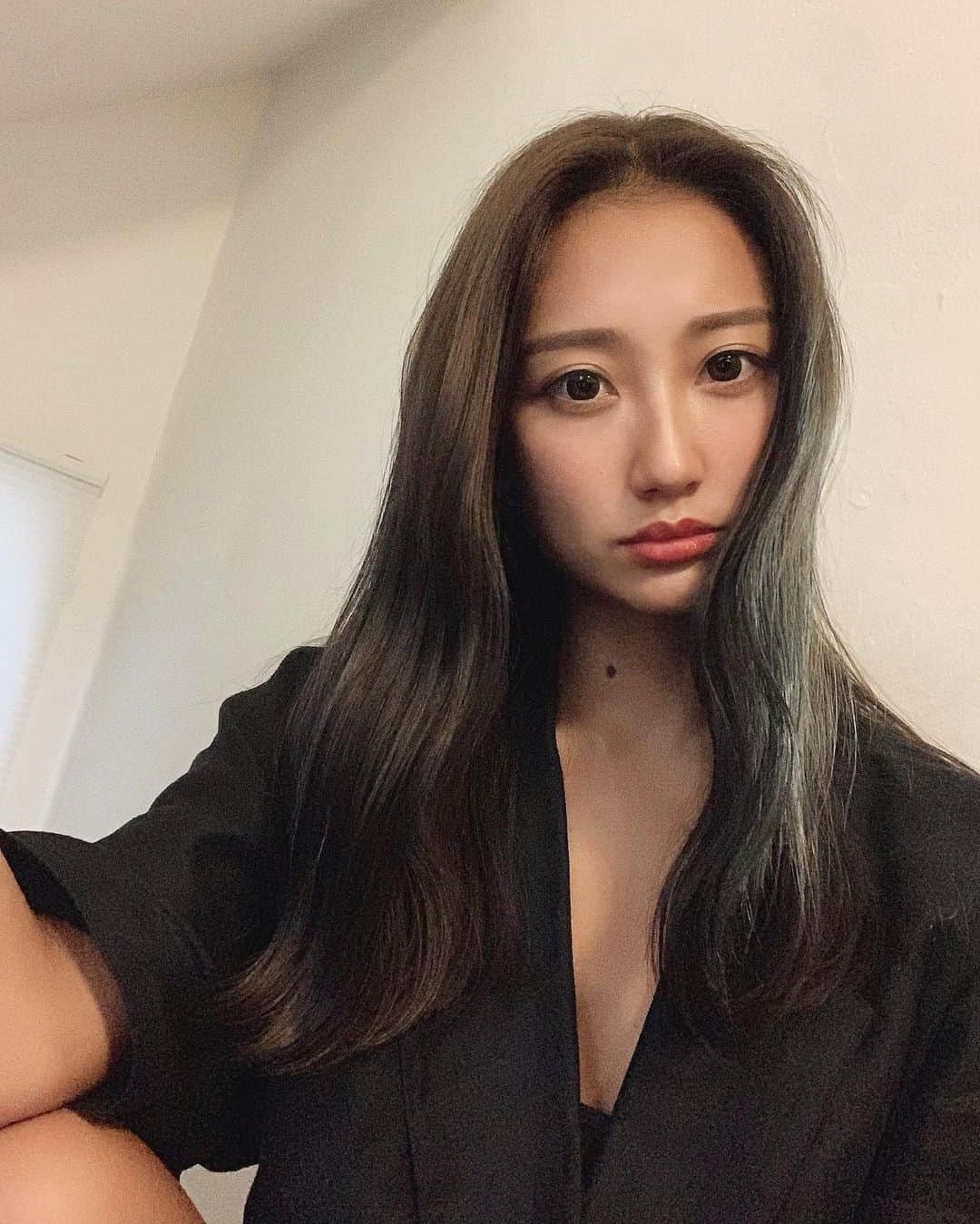 Icumi Oohamaさんのインスタグラム写真 - (Icumi OohamaInstagram)「New Hair. . お友達の旦那さんが美容師さんで. センスがとっても素敵なので. ずっと行きたくてやっとやっと. 願いが叶い行ってきました〜☺︎. . カラーも巻きもお任せして大正解❤︎. 初めてお会いしたのに長年私のヘアー見てきた人なのかって. 勘違いしてしまうくらい分かってくれてビックリ！！！. . salon: 表参道 Lomalia @lomalia_izuwaki . . 話し足りなかったので、是非ゆっくり家族で遊びにいきましょう〜☺︎☺︎☺︎. いつも @naomin0227 とりんちゃんと仲良くさせていただきありがとうございます☺︎. . #hair #lomalia」8月16日 19時10分 - icumi___