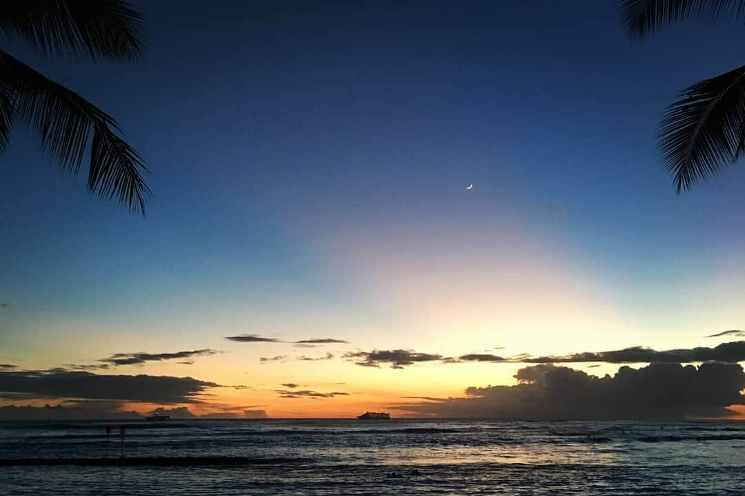 旅行比較サイト・トラベルコ 理想の旅を、いちばん安く。のインスタグラム：「太陽🌞と海🌊があるだけで、#夜明け も#夕焼け もこんなに絵になる#ハワイ #ホノルル ！ #ワイキキ ビーチで波と戯れて、#カピオラニ公園 🌴でくつろいで、ホテルに戻ったらプールでまたひと泳ぎ🏊♪ 毎年定番の人気旅行先ですが、今年は年末年始が最大9連休なので、すでにチケットを押さえている人も多いよう。年末出発はすでに品薄ですが、年明けならまだお得なツアーもちらほら。 お盆が明けたばかりの今が狙い目かも？☺ * * * あなたが訪れた旅先での写真に《 @travelko_chan 》《 #トラベルコ 》《 #travelko 》とタグ付けして投稿してみてください！　こちらのアカウントで紹介させていただくかもしれません♪ * * * #hawaii #honolulu #waikiki #kapiolani #oahu #travel #trip #view #sightseeing #旅行 #海外旅行 #フォトジェニック #旅行好きな人と繋がりたい #写真好きな人と繋がりたい #カメラ女子 #カメラ男子 #photooftheday #instatravel #travelgram #instagood #instaphoto #トラベルコ #travelko  #トラベルコちゃん @gohawaii_jp @hawaiianairlinesjp」
