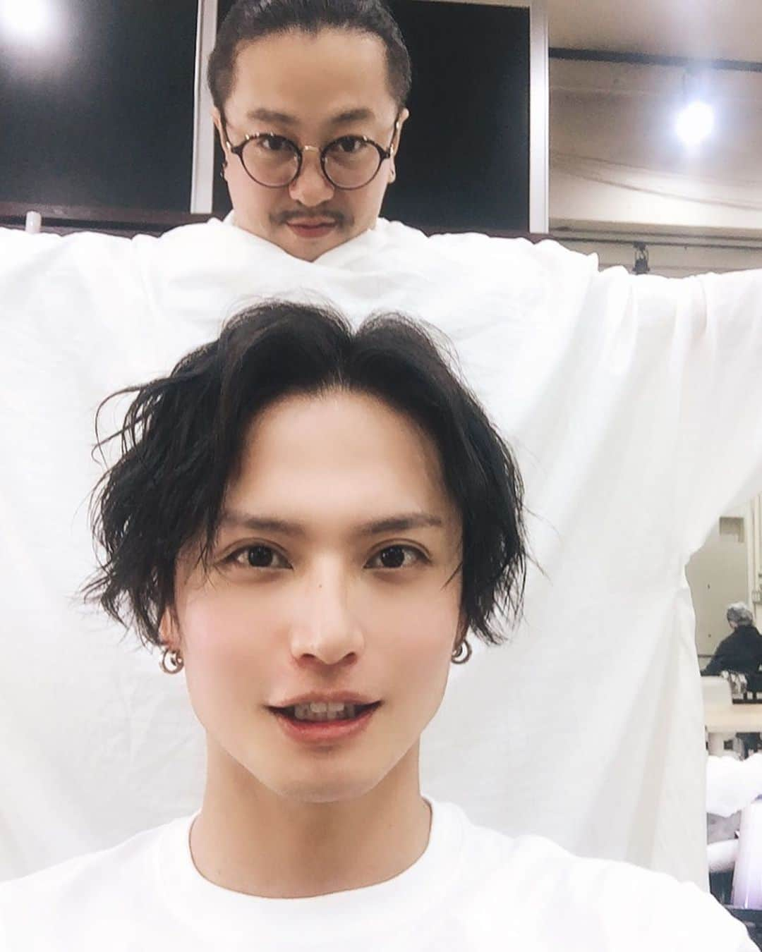 友常勇気さんのインスタグラム写真 - (友常勇気Instagram)「for tomorrow(๑•̀ㅂ•́)و✧ hair cut💇‍♂️💈 thank you Mr.Nishimura🥳 #友常勇気  #明日のために #髪切ってきました #さっぱり #ありがと #西村さん Tシャツは… #loschild &information٩(๑>∀<๑)۶ ★ミュージカル「悪ノ娘」上映イベント決定  ２０１９年４月に上演しましたミュージカル「悪ノ娘」のＤＶＤ完成直前記念としまして、上映会＆キャストによるトークイベントを開催いたします。  ８月２２日（木） 会場：秋葉原UDXシアター  １２：３０上映開始（１３５分）  １４：５０キャストによるトークイベント（４５分予定）  司会：太田薫子  登壇者：星波、谷佳樹、友常勇気、前田隆太朗、岩崎良祐  １６：３０上映開始（１３５分）  １８：５０キャストによるトークイベント（４５分予定）  司会：太田薫子  登壇者：田中れいな、yucat、谷佳樹、友常勇気、前田隆太朗、岩崎良祐 ■当日、登壇者へのご質問を会場にて募集しております。 ■会場物販は、ブロマイド（登壇者の物のみ）、パンフレット、ＤＶＤ予約（８月末完成）となります ※全て４月の上演で販売していたものと同様の物になります チケット金額：前売り4,800円（全席自由席）当日5,300円  チケット取り扱い：amipro／ＣＮプレイガイド  インターネット予約：http://www.cnplayguide.com/amitike/ 電話予約：0570-08-9999（10：00～18：00）  thank you☺️🎊 #悪ノ娘 #田中れいな #星波 #yucat #谷佳樹 #前田隆太朗 #岩崎良祐 #太田薫子」8月16日 19時17分 - yuki_tomotsune