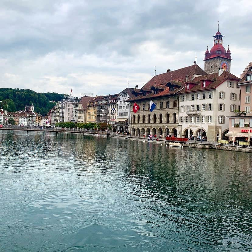 みさねさんのインスタグラム写真 - (みさねInstagram)「ベージュ🍞🇨🇭🍞🇨🇭🍞 スイスの街並みディズニーみたいだった🏰 ㅤ そしてなんとか日本に帰ってきたああああ ㅤ 明日のイベントに間に合いそうです🤣 ㅤ 明日原宿のWEGO TOKYOにいるのでぜひ遊びにいらしてください〜☀️ ㅤ #ベージュコーデ #コーデ #古着コーデ #ワントーンコーデ #低身長コーデ #ガーリーコーデ #ブラウス #ブラウスコーデ #ニットパンツ #スニーカー女子 #スニーカーコーデ #ヘアバンド #ショルダーバッグ #レトロコーデ #ボブヘアアレンジ #リブパンツ」8月16日 19時19分 - misane1209