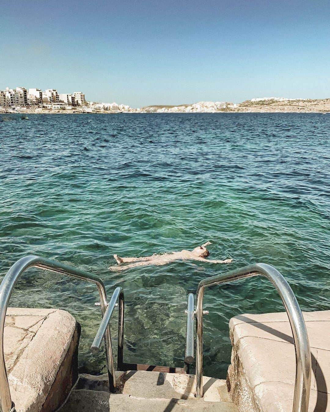 Manamiさんのインスタグラム写真 - (ManamiInstagram)「Europe Summer💙 遠くから見ると裸に見えるwこの水着は Mykonosで購入🐖 @lara_modamare ㅤ のーーーんびり過ごしてるので 時差少なめ投稿出来たらいいな〜🇲🇹 ㅤ 📸 mom」8月16日 19時20分 - manashika