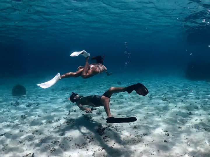 のインスタグラム：「やっている事を1分とめて、リラックスしてみよう。 神秘的な #宮古ブルー の世界を浮遊する @yoshitech3 + @maikohaann 🐠 ・ ・ ・ #GoPro #GoProJP #GoProのある生活 #沖縄 #宮古島 #ダイビング #Okinawa #Miyako」