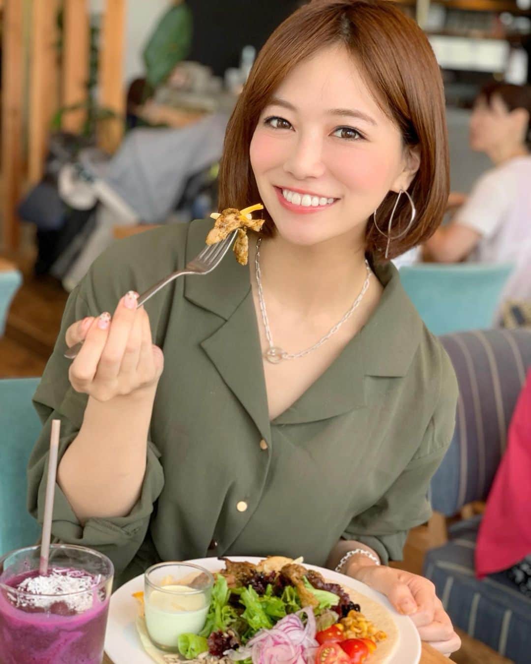 石井里奈さんのインスタグラム写真 - (石井里奈Instagram)「こんばんは🥰✨ . 金曜日といえばやっぱりビールでしょ☺️🍺💕ということで、乾杯っ🍻✨ （もう半分飲んでる笑） . ということで今週もみなさん、 一週間お疲れ様でした🍓✨ . そして私は年休いただいて、ゆきちゃんとハワイに到着🌿🏝❤️ お仕事ではなく完全なプライベート旅行😍✨2人でまったりいつも通り楽しい時間を過ごしてます笑 . 明日から投稿もハワイ編スタート✈️ お楽しみに💕 . #ビール #ビール好き #beer #ビール女子 #仕事終わり #tgif #friday #金曜日 #お疲れ様 #乾杯 #夜ごはん #タコス #メキシカン #コブサラダ #お昼ごはん #hawaii #ハワイ #mexicanfood #mexico #ハワイ旅行 #ハワイグルメ #女子旅 #ハワイ女子旅 #ビアガーデン #beergarden #カフェ #カフェスタグラム #ronherman #ロンハーマン」8月16日 19時21分 - ri7tin1025