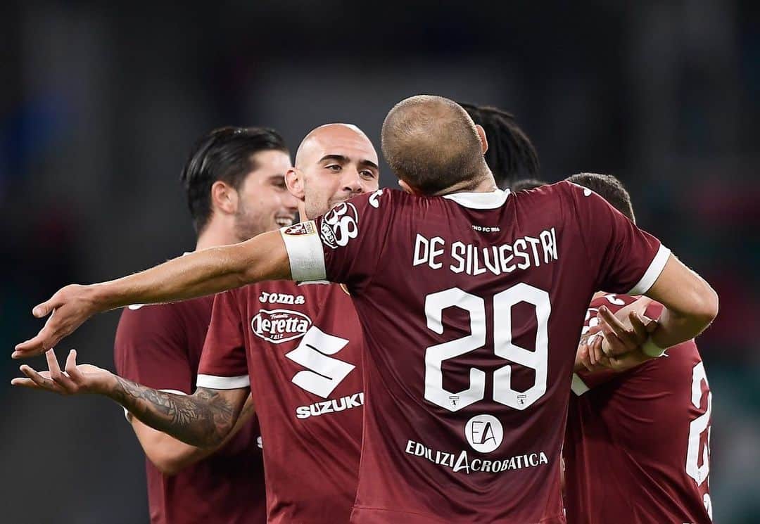 ロレンツォ・デ・シルヴェストリのインスタグラム：「BOH....⚽️😂💪🏻🤷‍♂️ condividere una gioia,esultando cosi! Avanti ancora!  @simonezaza @europaleague  #Torino #esultanza #ilovethisgame」