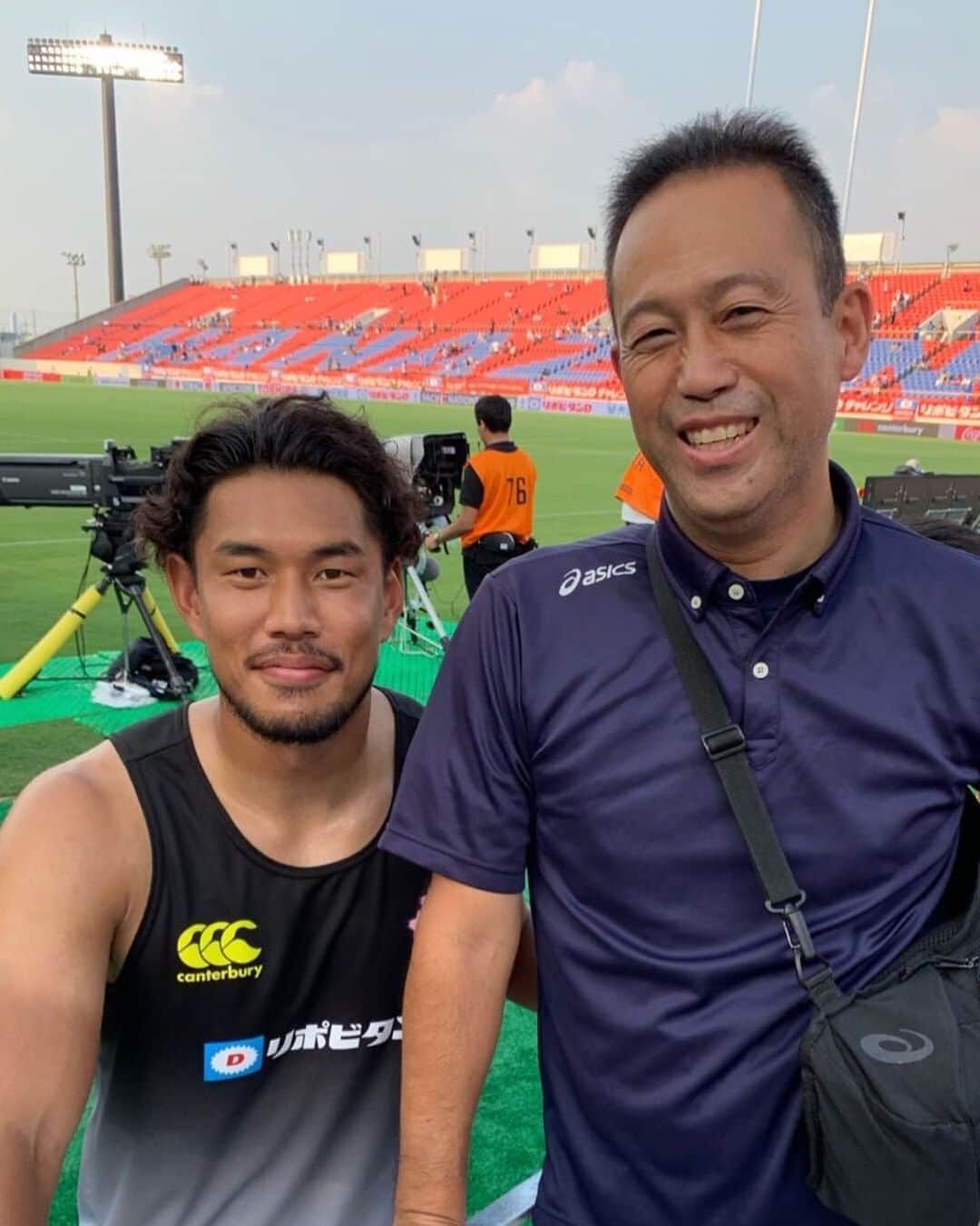 山中亮平のインスタグラム：「中学3年間お世話になった先生が花園に来てくれてた！ プレーしてるところは見せれなかったけど16年ぶりに会えて嬉しかったです！ 卒業アルバムに先生が書いてくれた言葉 「練習は嘘をつかない」 この言葉大切にしてます。 #真住中学校 #三好先生 #体育の先生 #16年ぶりの再会 #練習は嘘をつかない」