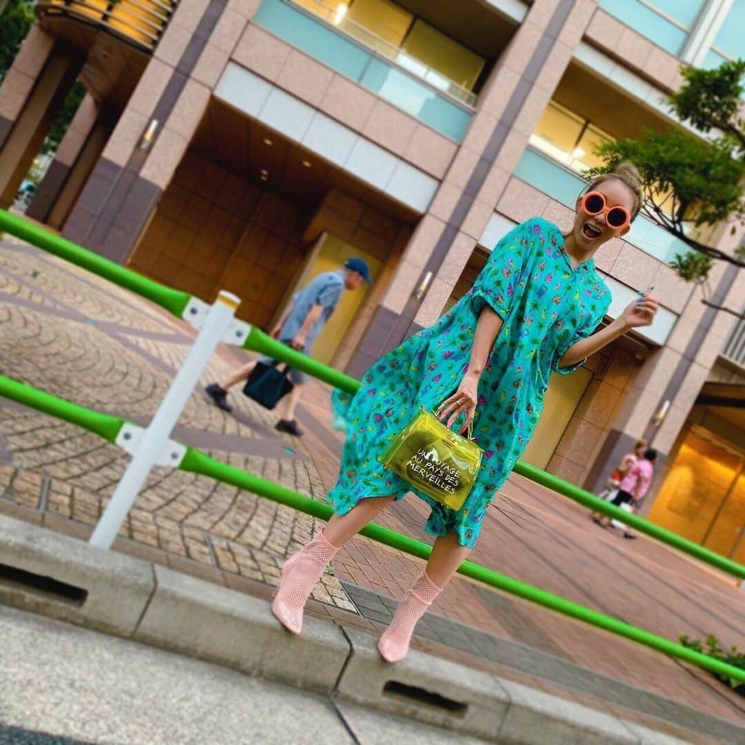 のインスタグラム：「本日、妹に似合いそうだなぁと思って買った服を、なんと、勝手に着るという私。爆笑﻿ ﻿ てか、どんだけサマーガール爆笑！﻿ 自分で撮ってもらいながら 笑っちゃったよね！爆笑﻿ ﻿ #撮影終わって #ランチして #今 #アルバム #new #songs #生産中 #ootd #fashion #frapbois #このパリピフルーツ野郎 #まじ #かわいい #みーも#近々取りに来てね#とインスタで呼びかけ#kodakumi #倖田來未 #summer #girl」