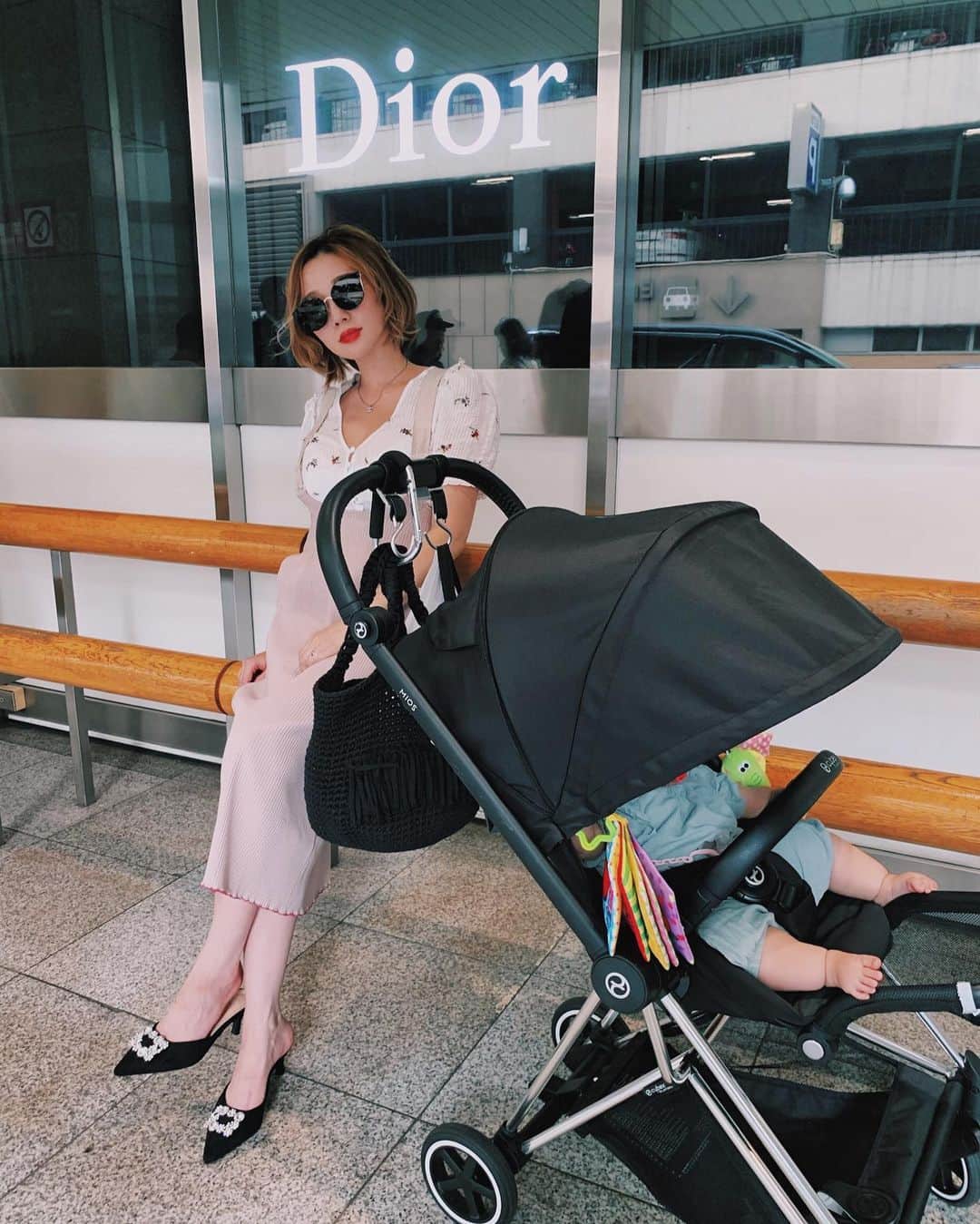 shihoのインスタグラム：「🧸🛍💐🎈 . . . べびといると毎日あっとゆうま🤪 バタバタ母ちゃんだから 写真全然とれない😝💦 . . けどパパがいると 勝手に撮ってくれます💞笑 . . . . にしても、産後の抜け毛って いつ落ち着くのかしら。笑 慣れてきたけど地味に凹む😂 髪の毛ももうボブになっちゃった。早 そろそろカットいかなきゃね🤷🏻‍♀️ . . . . #ootd#code#fashion#outfit #instafashion #instagood  #ママコーデ#ママライフ #撮る場所も選んでくれちゃうパパ🤣」