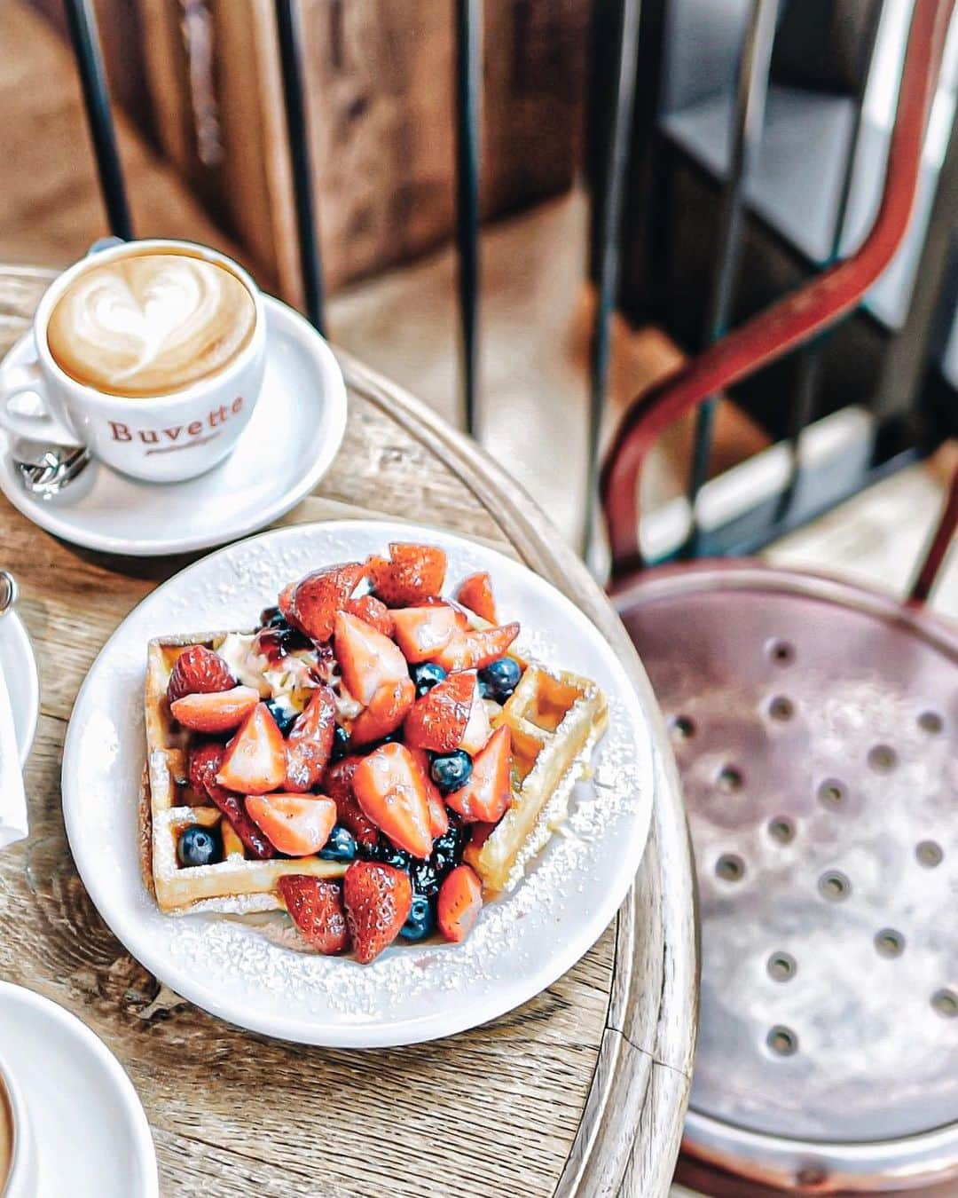 Yukicoさんのインスタグラム写真 - (YukicoInstagram)「🍴 「Buvette（ブヴェット）」で朝食を🍴 BELGIAN WAFFLE 焼きたてのワッフルはカリふわっ♡ たっぷりのベリーに バターとクレームエペス（発酵クリーム）を一緒に🍓 ‥‥‥‥‥‥‥‥‥‥‥‥‥‥‥‥‥‥‥‥‥‥‥‥‥‥‥‥‥‥‥‥‥‥ #foodandflatlay#beautifulcuisines#livethelittlethings#japaneserestaurant#cups_are_love#coffeecup#bakeshop#coffeelover#cafegram#f52grams#vscocoffee#yukicointokyo#cafestagram#tokyocafe#tokyolife#buvettetokyo#buvette#Belgianwaffle#ベルギーワッフル#日比谷ミッドタウン#東京スイーツ#日比谷カフェ#東京モーニング#朝ごパン#モーニングコーヒー#東京コーヒー#東京カフェ#東京カフェ部」8月16日 19時34分 - yukicolifecom