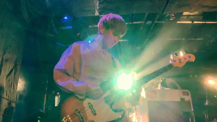 のインスタグラム：「昨夜は新宿LOFTの歌舞伎町移転20周年をお祝い。 おめでとうございます！  Half time OldとreGretGirlとのスリーマン、とても楽しかった。 reGretGirlのとっくんと仲良くなれたー！ 良い一日でした色んな意味で。  そういえば、『OMG』を発売する時に、この「YUMEMONOGATARI」を初披露したのも新宿LOFTだったのを思い出した。  #Bentham #halftimeold #regretgirl #新宿loft #yumemonogatari #bass #bassist #bassplayer #bassporn #bassgram #bassguitar #freedomcgr #fender #jazzbass #jb #fenderjazzbass #bassman #fuzz #bassfuzz」