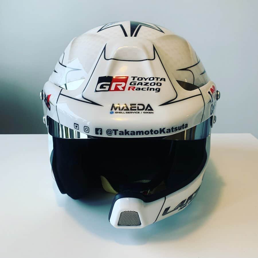 勝田貴元さんのインスタグラム写真 - (勝田貴元Instagram)「🤩New helmet for 2019 WRC Painted by @fujisandp  #Taka17 #TK17 #fujisandp  今回はWRC用のカーボンヘルメット！ FujisanD&P 藤井さんペイントありがとうございます。  ラリー用ヘルメットは、これまでずっとブラックベースでしたが、今回はF3時代のホワイトベースへ！ ヤリスWRCに合いそう😉  黒のラインと黒い所はカーボンヘルメットのカーボンを残したり、他にもよく見ると色々模様が入っていたりします。  藤井さんには僕が13歳の頃からヘルメットペイントのサポートをして頂き、はや13年…長いお付き合いに感謝です！ そしていつもヘルメットデザインへのこだわりが強過ぎてスミマセン😅  ちなみにSF、GTで活躍している坪井 翔 君 @sho.tsuboi も FujisanD&P のサポートドライバーなんですよ！  @tgr_wrc @officialwrc @stilo_official  #toyotagazooracing @luck_elsport #LUCK #maedashellservice #takamotokatsuta  #勝田貴元 #ヘルメットデザイン #ヘルメットペイント」8月16日 19時37分 - takamotokatsuta