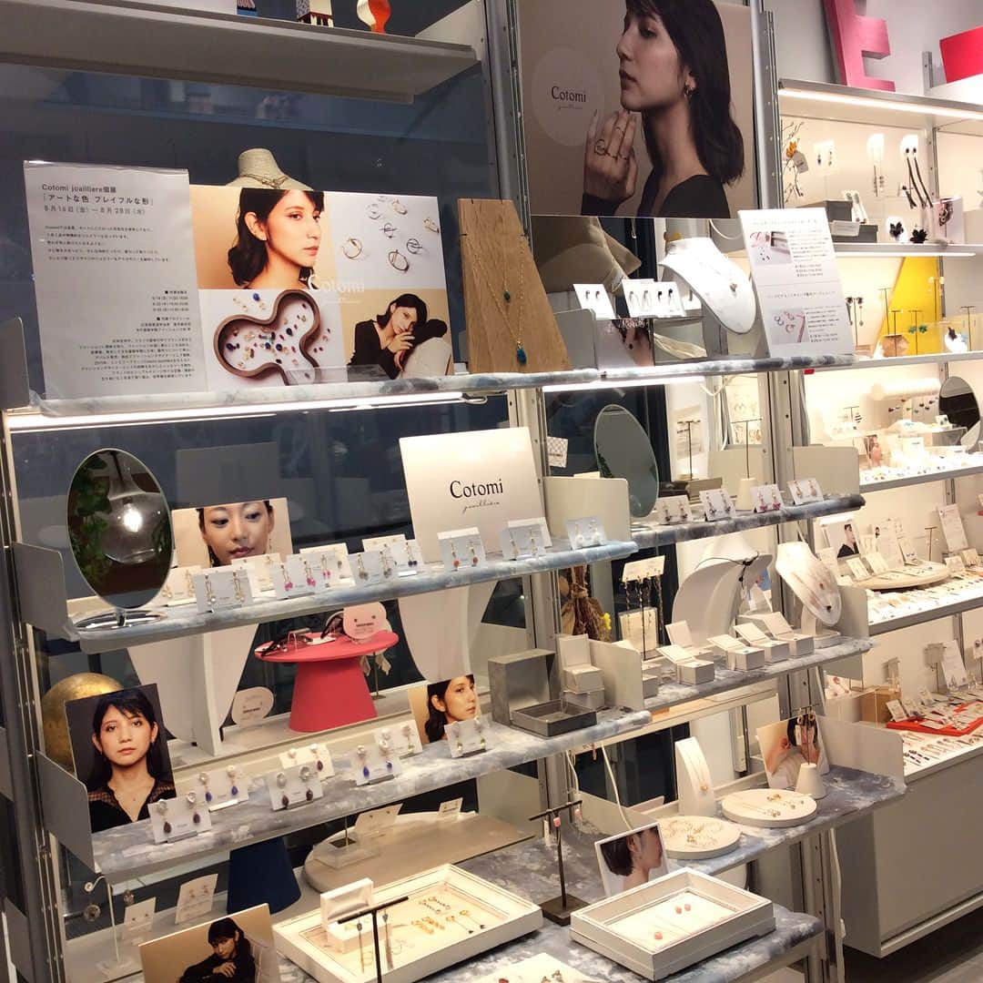 のインスタグラム：「東京丸の内店です。 Cotomi joailliere個展「アートな色　プレイフルな形」 本日より開催です！ . 自然の美しい色を感じられる天然石のラインと、デザインの楽しさをコンセプトにした定番ラインの両方を展示します。 どちらの作品もモダンな形のジュエリーで、コーディネートして着けることでカラーや形のレイヤードを楽しんで頂けます。 . Basic lineー今までの形にとらわれないデザインを、というコンセプトで製作した定番ラインです。 Stone lineールビーインゾイサイトとは赤いルビーとグリーンのゾイサイトが一粒に混じった石。 こんな鉱物の不思議を感じられる石も。 . Cotomiでは品質、カットにこだわった天然石を使用しており、１点１点が特徴的な思わず手に取りたくなるようなジュエリーとなっています。 . ▪️作家在廊日 8/18(日) 11:00-18:00  8/22(木) 15:00-20:00  8/25(日) 11:00-18:00 . 在廊日にはバースデーストーンジュエリーオーダー会も実施いたします！ . フープピアス / イヤリング 製作ワークショップのお知らせ！ ⚫︎ 8/18(日) 11:00-18:00 ⚫︎ 8/25(日) 11:00-18:00 淡水パール・ラピスラズリ・ピンクトルマリンからお好きな石をお選びいただき、粒状の石をフープ金具に巻きつけ製作していきます。30分程度のお時間で完成し、作家様と一緒に製作出来るので初心者の方でも楽しく作っていただけます！ . 皆様のご参加是非お待ちしております。 詳細はタピエスタイル HPをご覧くださいませ。 . Cotomi joailliere個展「アートな色　プレイフルな形」 会期：2019年8月16日（金）〜8月28日（水） 時間：平日・土曜11:00～21:00　日曜・祝日11:00〜20:00 場所：タピエスタイル東京丸の内店 . #cotomijoailliere #cotomi #タピエスタイル  #タピエスタイル東京丸の内店  #丸ビル#丸の内ビルディング  #東京駅 #ハンドメイドアクセサリー #handmadeaccessory  #ジュエリー #天然石 #アート #ネックレス#ピアス#イヤリング #真鍮 #ワークショップ #オーダー会」