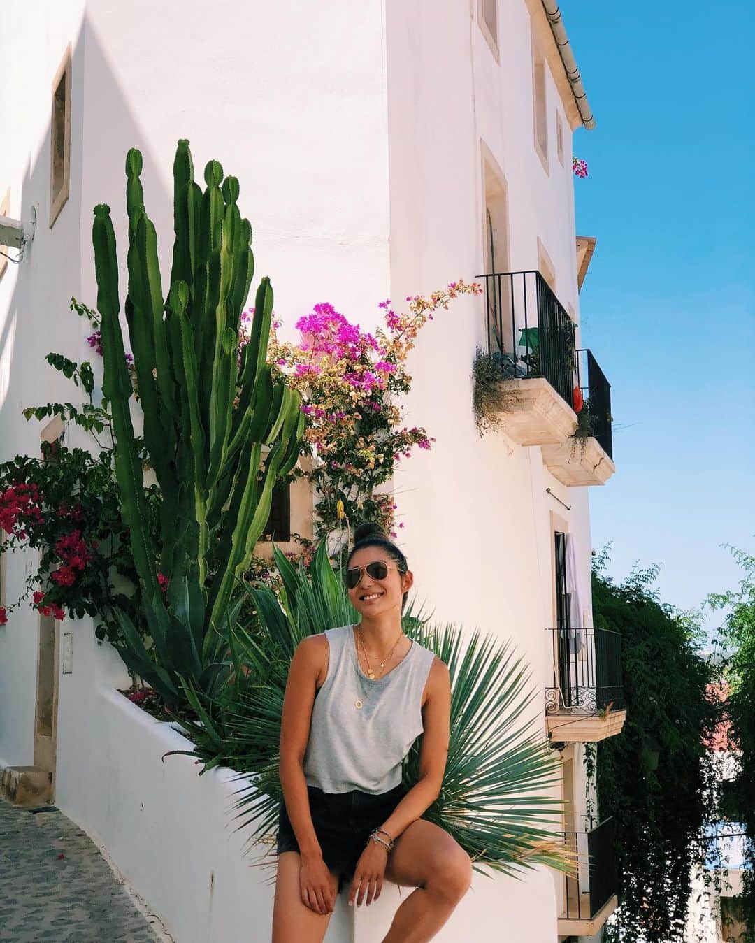 のインスタグラム：「Walking around world heritage site 🌵🐾 夏休みを長くとるヨーロッパの人が泡パーティーを楽しむ場所として有名なイビザ島ですが、実は島全体が世界遺産に登録されている歴史的な街でもあります🌱🙏 ルネサンス建築が並ぶダルト・ヴィラや海賊から島を守るために作られた塔や砦が残されている旧市街地を歩くとまるでタイムスリップをした気分⏳🏴‍☠️✨ ・ #ibiza #worldheritagesite」