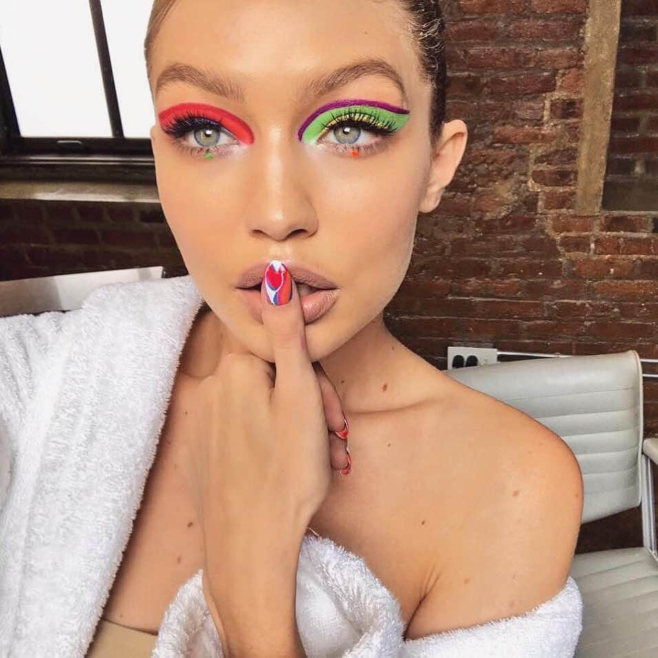 Blonde Saladさんのインスタグラム写真 - (Blonde SaladInstagram)「Neon eyeliner is the twist your summer makeup needs 🌈 Check the coolest shades on our mag! #theblondesalad #neon #eyeliner #makeup #beauty #gigihadid @gigihadid」8月16日 19時46分 - theblondesalad