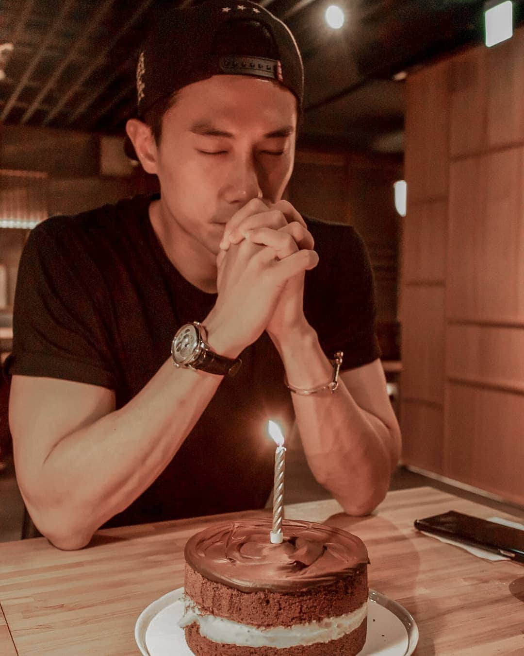 デスモンド・タンのインスタグラム：「My birthday celebrations started early this year (very early!) Last week, my SG fans flew to Taipei to surprise me and gave me my first birthday cake! So much love @destanationfc ! Love ya! 💙  I'm glad that I managed to have a birthday celebration with my close friends in advance during this short and packed work trip in SG. And got more surprises from my dear ace team during the @uweeklysg shoot this morning! 爱你们哦!  Thank you for all the love, my dears! I really appreciate it all! 😘 有你们我好幸福!」
