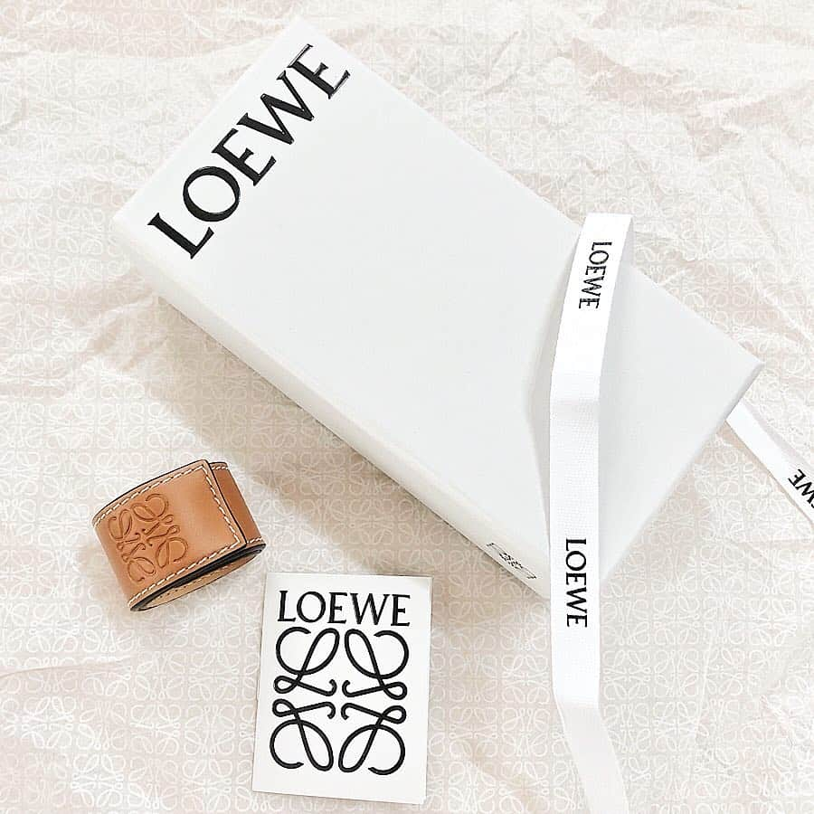 ryokoさんのインスタグラム写真 - (ryokoInstagram)「@loewe 欲しかったやつが再入荷してたから 思わずポチ😻  #loewe #ロエベ  #ブレスレット #置き画くら部 #置き画倶楽部 #購入品 #locari #fashion」8月16日 19時49分 - ry.0123