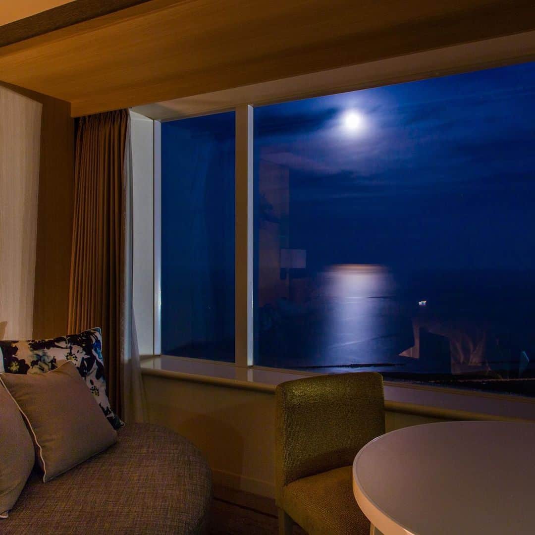 フェニックス・シーガイア・リゾートさんのインスタグラム写真 - (フェニックス・シーガイア・リゾートInstagram)「奇跡の絶景「月の道」﻿ ﻿ 日没後、ホテル客室からの景色が深い藍色の世界へと一変。満月の夜に月に向かってまっすぐに続く「月の道」が現れます。﻿ ﻿ 月の出の時刻の30分後～1時間のわずか30分。それは時を忘れてしまうくらい美しく、心奪われてしまう絶景。東側に雄大な海のロケーションが広がり、その間近に建つ高層ホテルだからこそ生まれる情景なのです。ロケーション、天候、季節と、様々な条件が揃う事で出会える、わずか30分間の奇跡の絶景「月の道」を、ぜひシーガイアで体験してください。﻿ ﻿ 運が良ければ、月の道と打ち上げ花火のコラボも！？﻿ ﻿ ★本日の月の出 19:40（※先日が満月でした）﻿ ﻿ #シーガイア25周年 #シーガイア #リゾートなひととき #月の道 #満月 #絶景 #シェラトングランデオーシャンリゾート #シーガイア #宮崎 #リゾートホテル #fullmoon #moonroad #moonlight #SheratonGrandeOceanResort #SEAGAIA #MIYAZAKI #travel」8月16日 19時49分 - seagaia_official