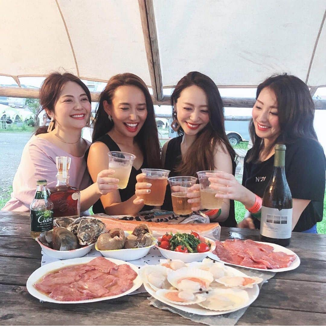 磯部奈央さんのインスタグラム写真 - (磯部奈央Instagram)「BBQ〜♡ . お盆休み、終わってしまいましたね🙄 . 今年は遠出せず、のんびりと過ごしていたのですが、やっぱり夏らしいことはしたいから、昨日は主人やら含む仲良しメンバーでバーベキューしました🍖 . バーベキュー会場のお料理の他に、今年も厚岸漁業組合エーウロコ @a_uroko の海鮮をお取り寄せしたり、お気に入りの焼肉屋さんのお肉を注文したりして、豪華バーベキューにしました😋☀️ . 毎年、厚岸漁業組合エーウロコの食材の立派さと美味しさに驚かされるんだけど、北海道ならではの「エーウロコBBQセット」の時しらずやホッケの大きさにもびっくりしたー😍✨ . 丸えもんやつぶ貝、ビッグサイズはまぐり、焼きイカなどなど…🦑 美味しさも最高でした♡ . 締めは焼きそば&カレー🍛を作ったんだけど、これらの食材を投入した締めも、これまた絶品すぎた…💘 . 楽しい仲間とおいしいBBQ、最高の夏の思い出が増えました😍😍😍 夏の思い出をと実現してくれた主人にも、メンバー全員に感謝♡ . . . #BBQ #バーベキュー #豊洲 #豊洲BBQ  #ワイルドマジック #エーウロコ #エーウロコのBBQセット #厚岸glam #厚岸BBQ #厚岸バーベキュー #時しらず」8月16日 19時59分 - nao_isobe729